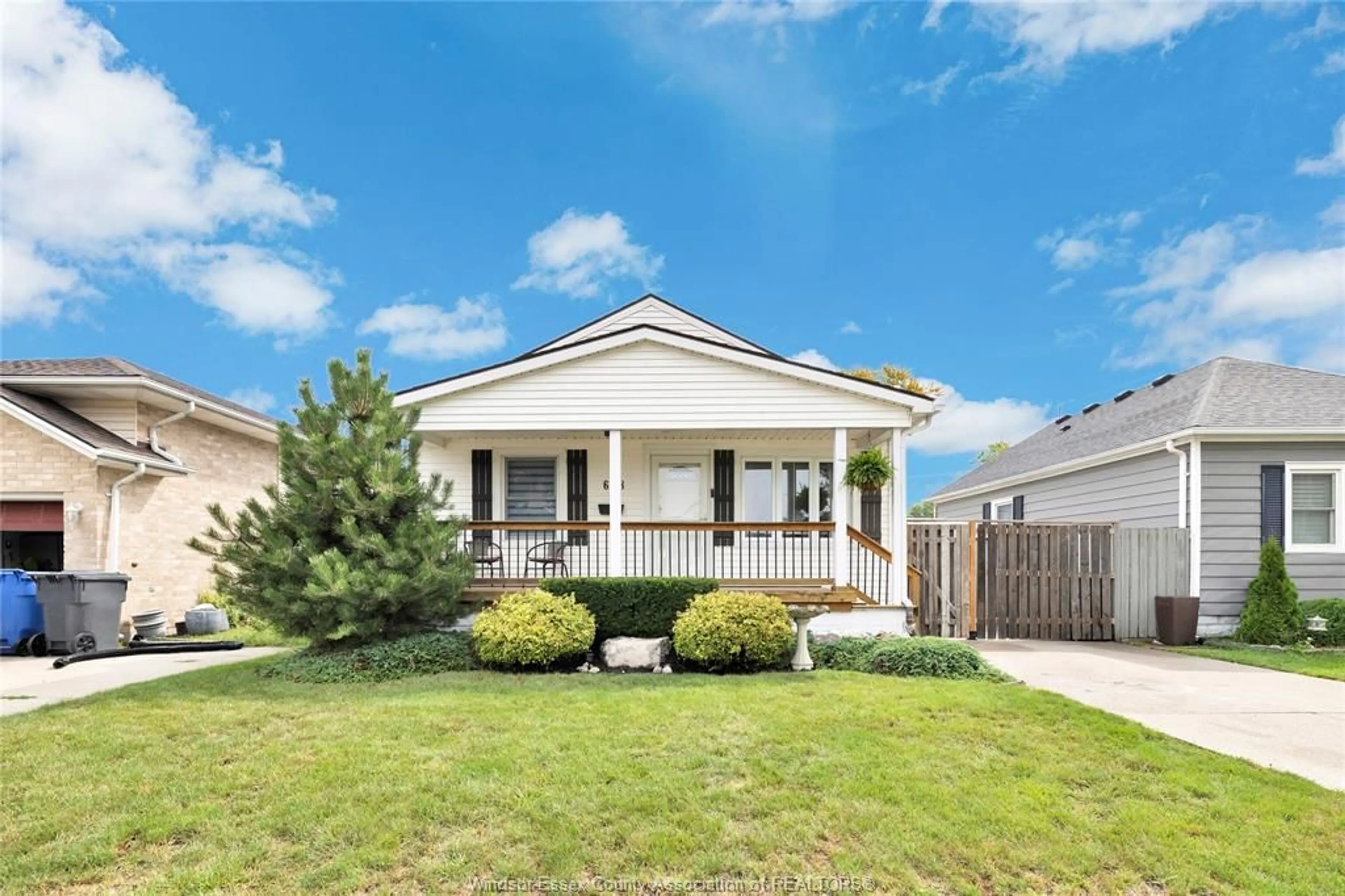 Home with vinyl exterior material, street for 678 LABUTE, Tecumseh Ontario N8N 2B3