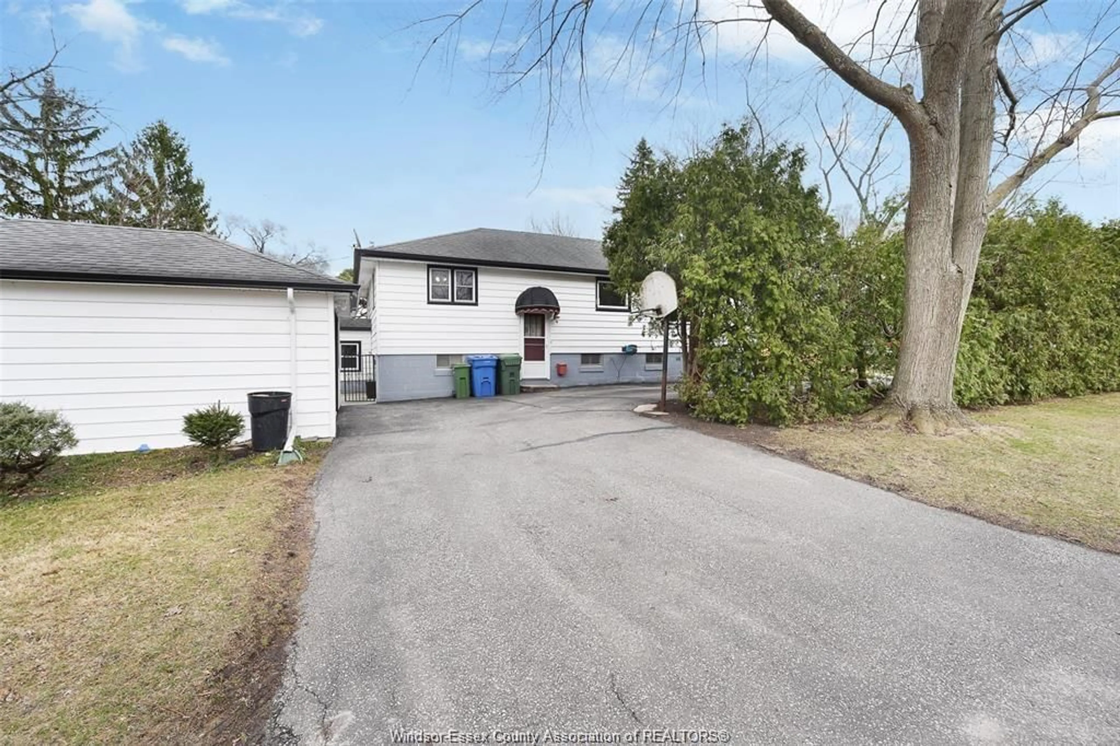 A pic from outside/outdoor area/front of a property/back of a property/a pic from drone, street for 616 DUCHARME St, Windsor Ontario N9G 1K6