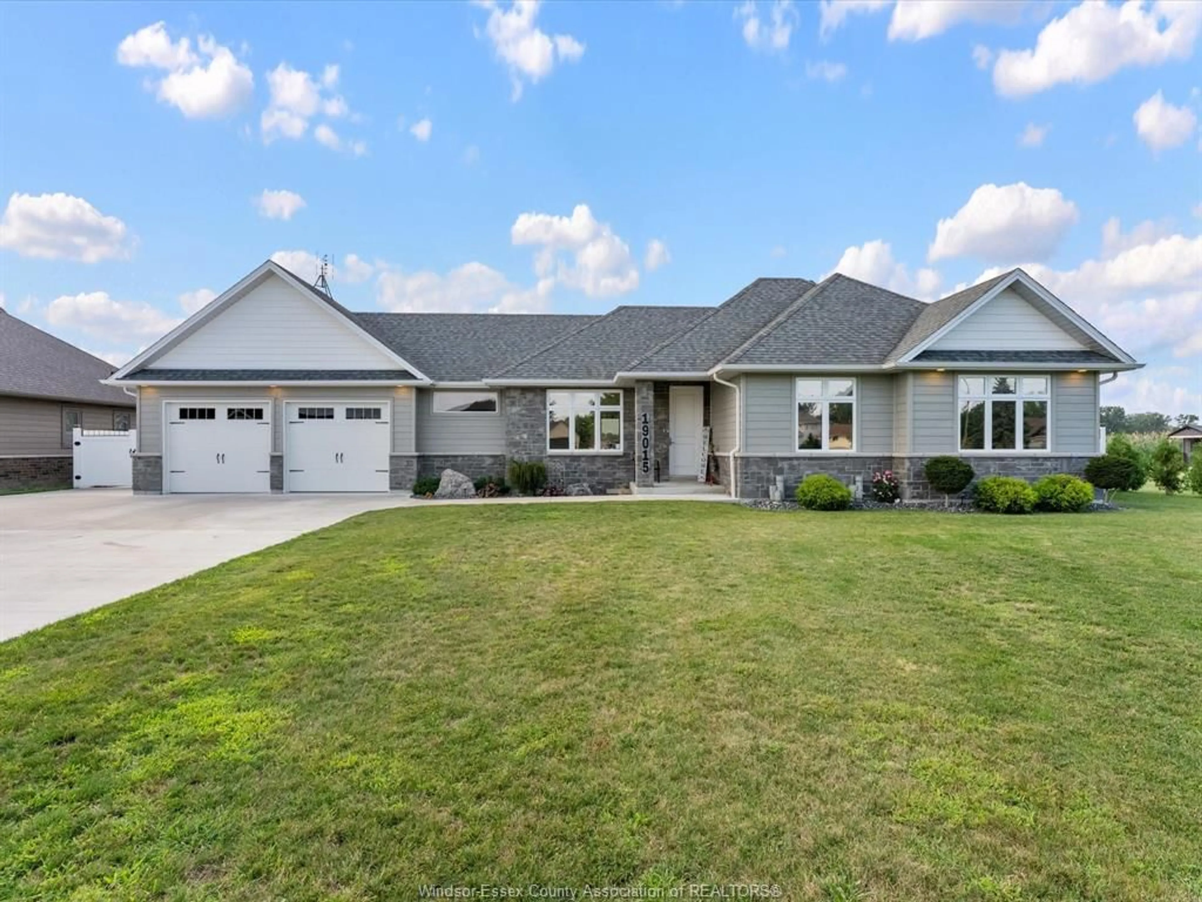Home with vinyl exterior material, street for 19015 HAVEN Ave, Tilbury Ontario N0P 2L0