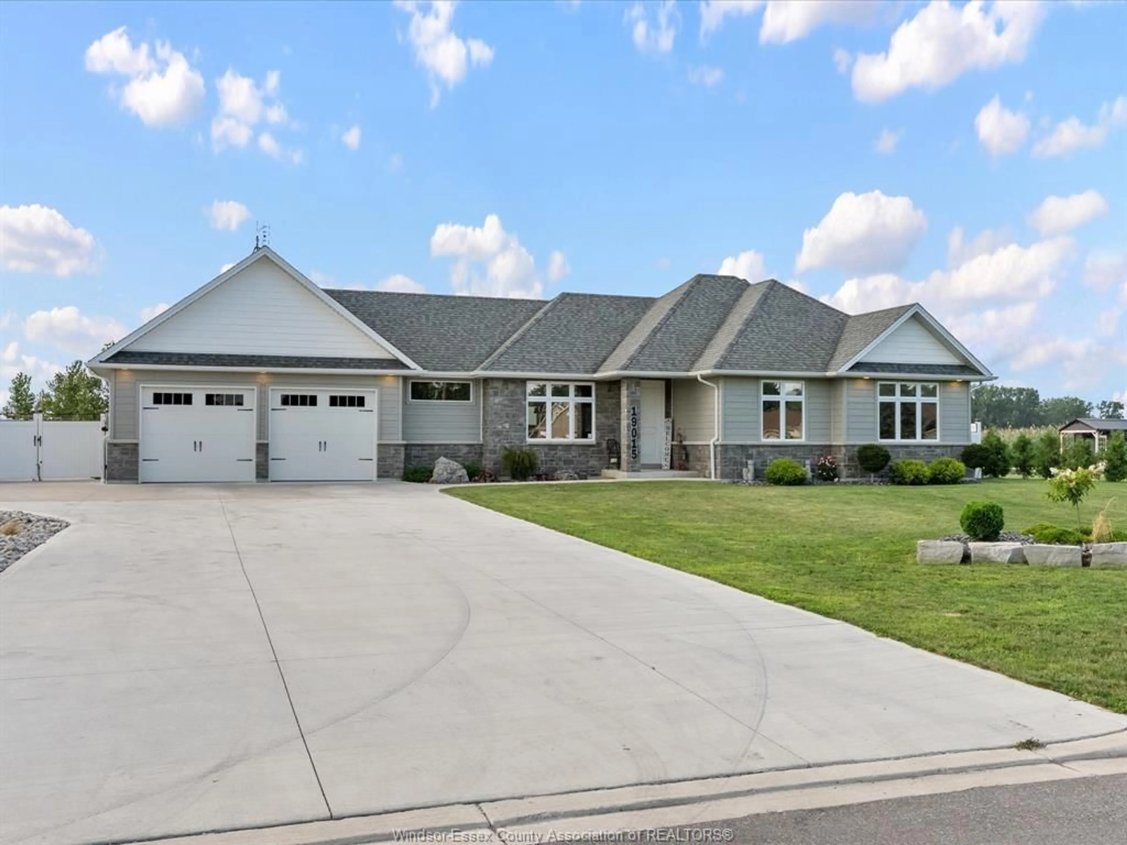 Home with vinyl exterior material, street for 19015 HAVEN Ave, Tilbury Ontario N0P 2L0