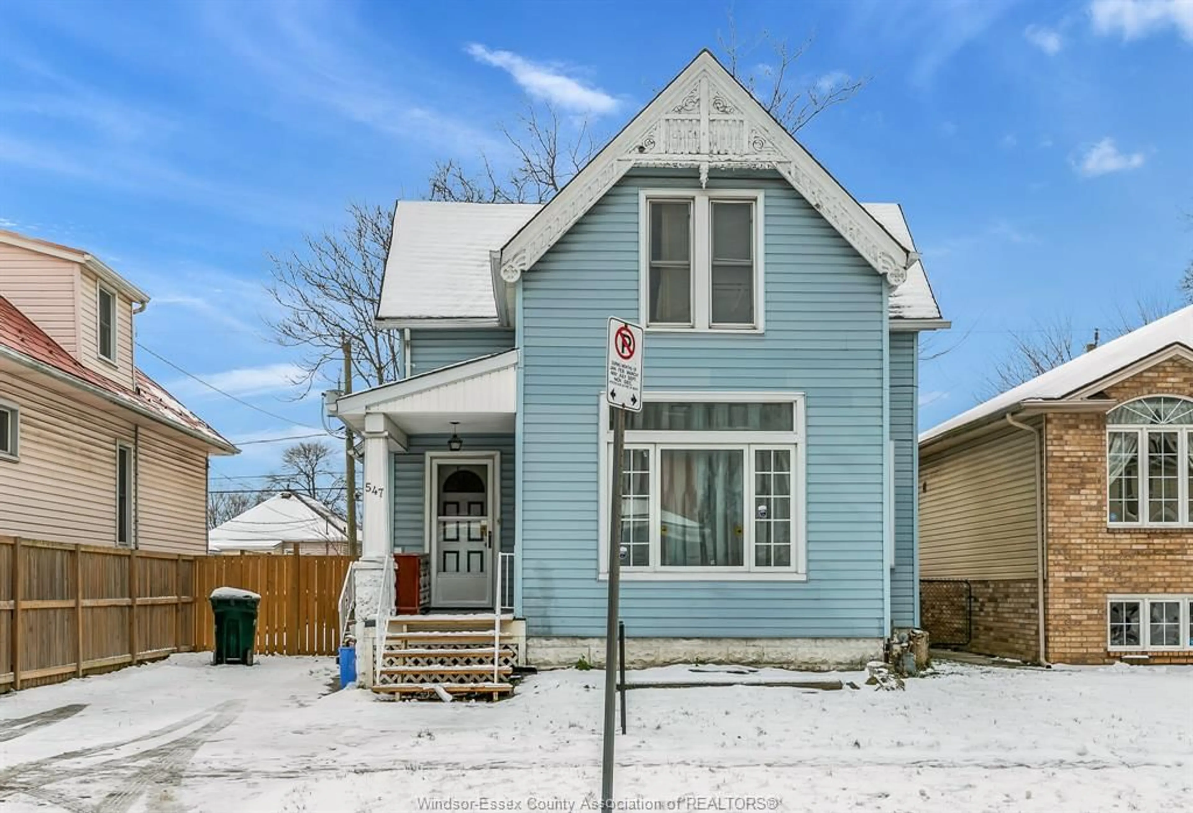 Home with vinyl exterior material, street for 547 OAK, Windsor Ontario N9A 5E7