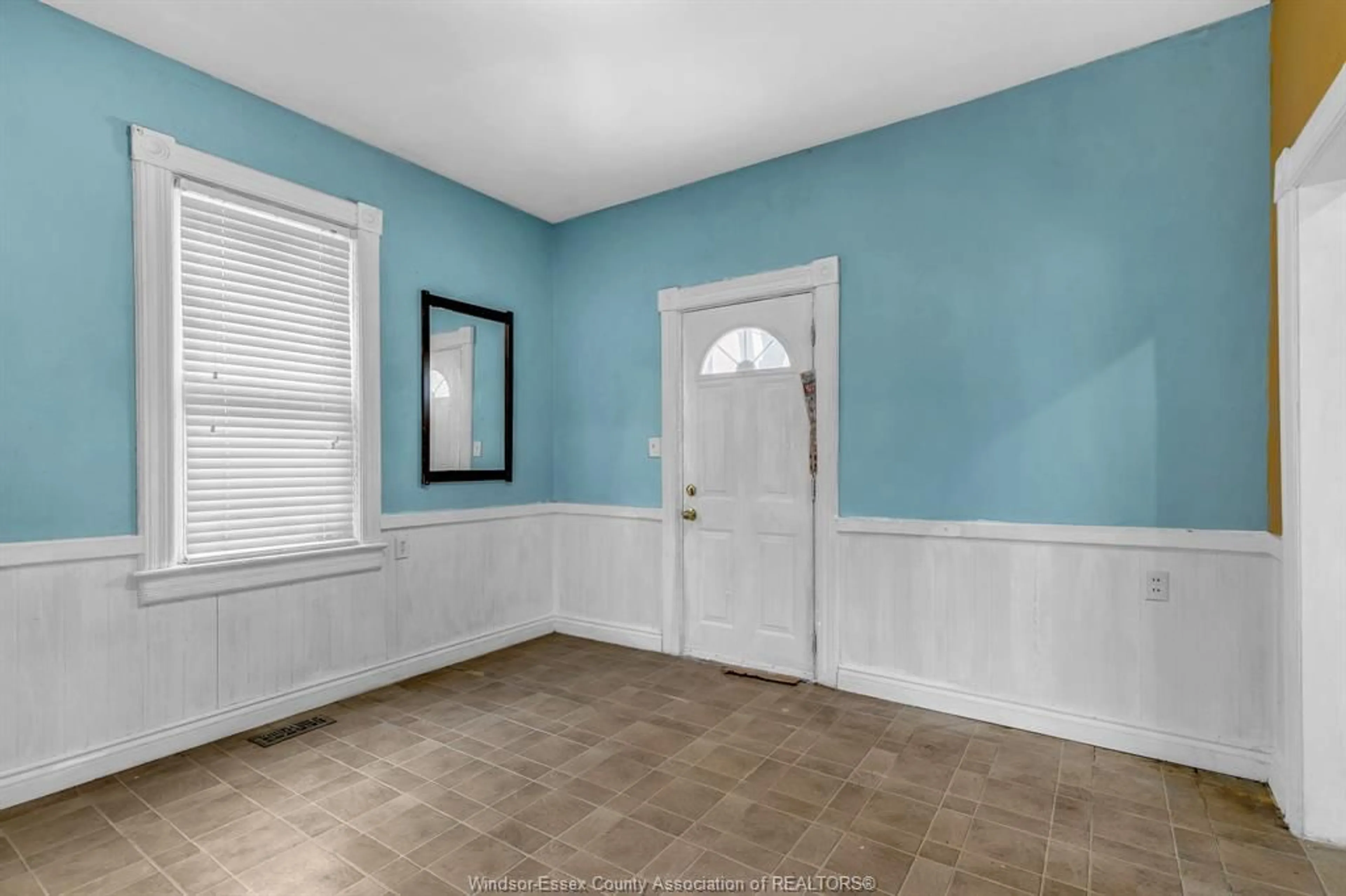 A pic of a room for 547 OAK, Windsor Ontario N9A 5E7