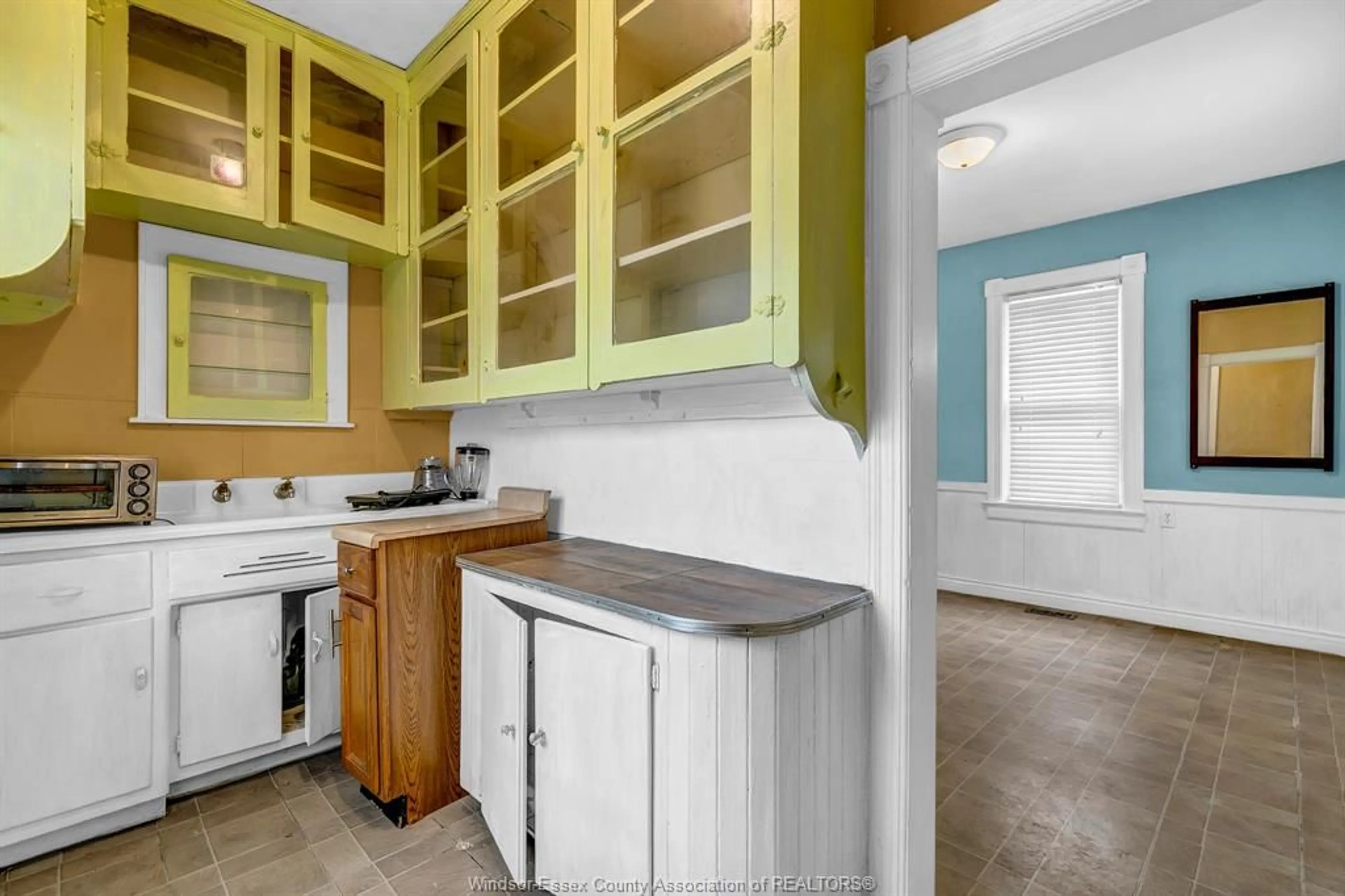 Standard kitchen, ceramic/tile floor for 547 OAK, Windsor Ontario N9A 5E7