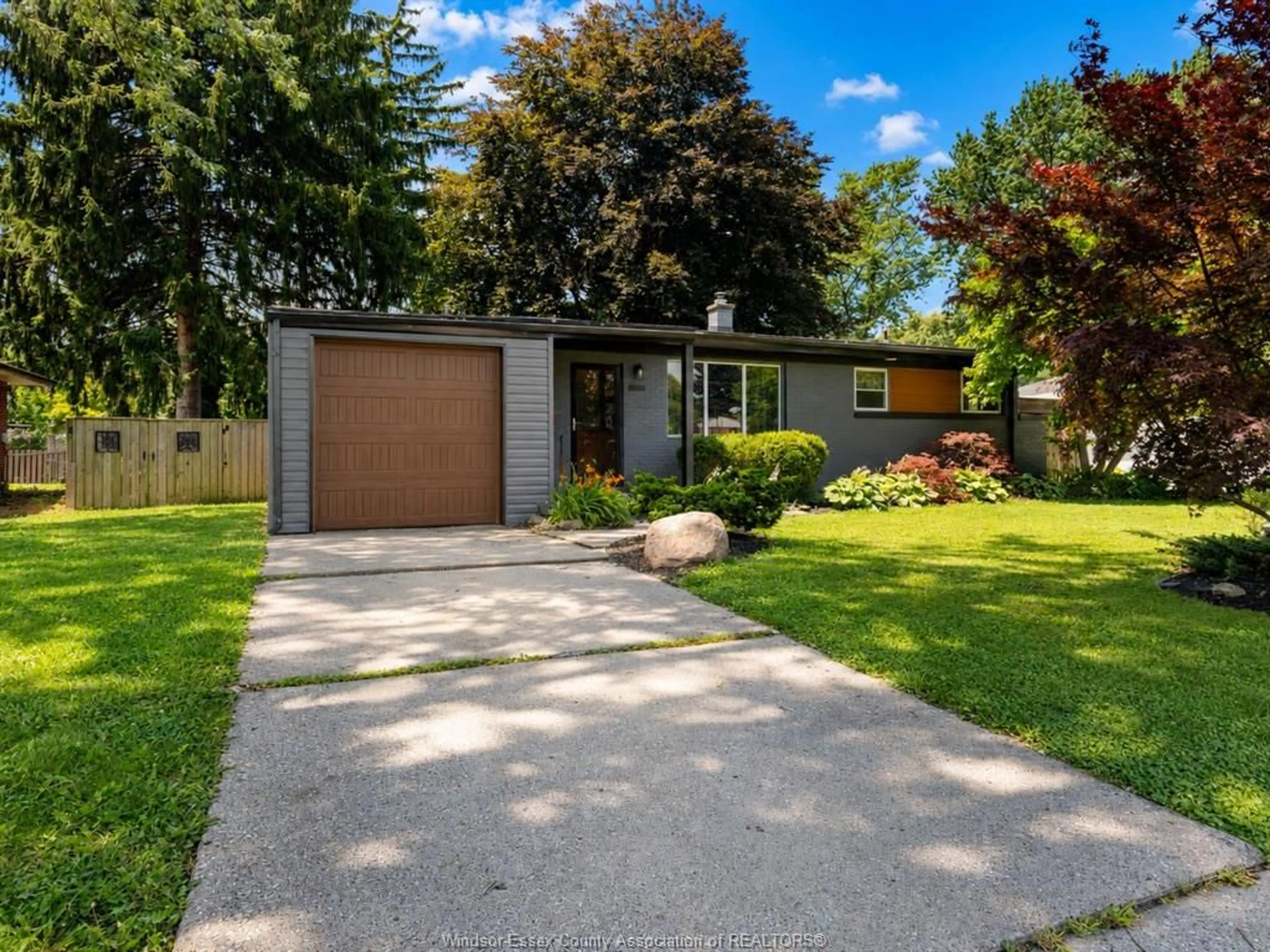 Home with vinyl exterior material, street for 2763 EVERTS Ave, Windsor Ontario N9E 2T9