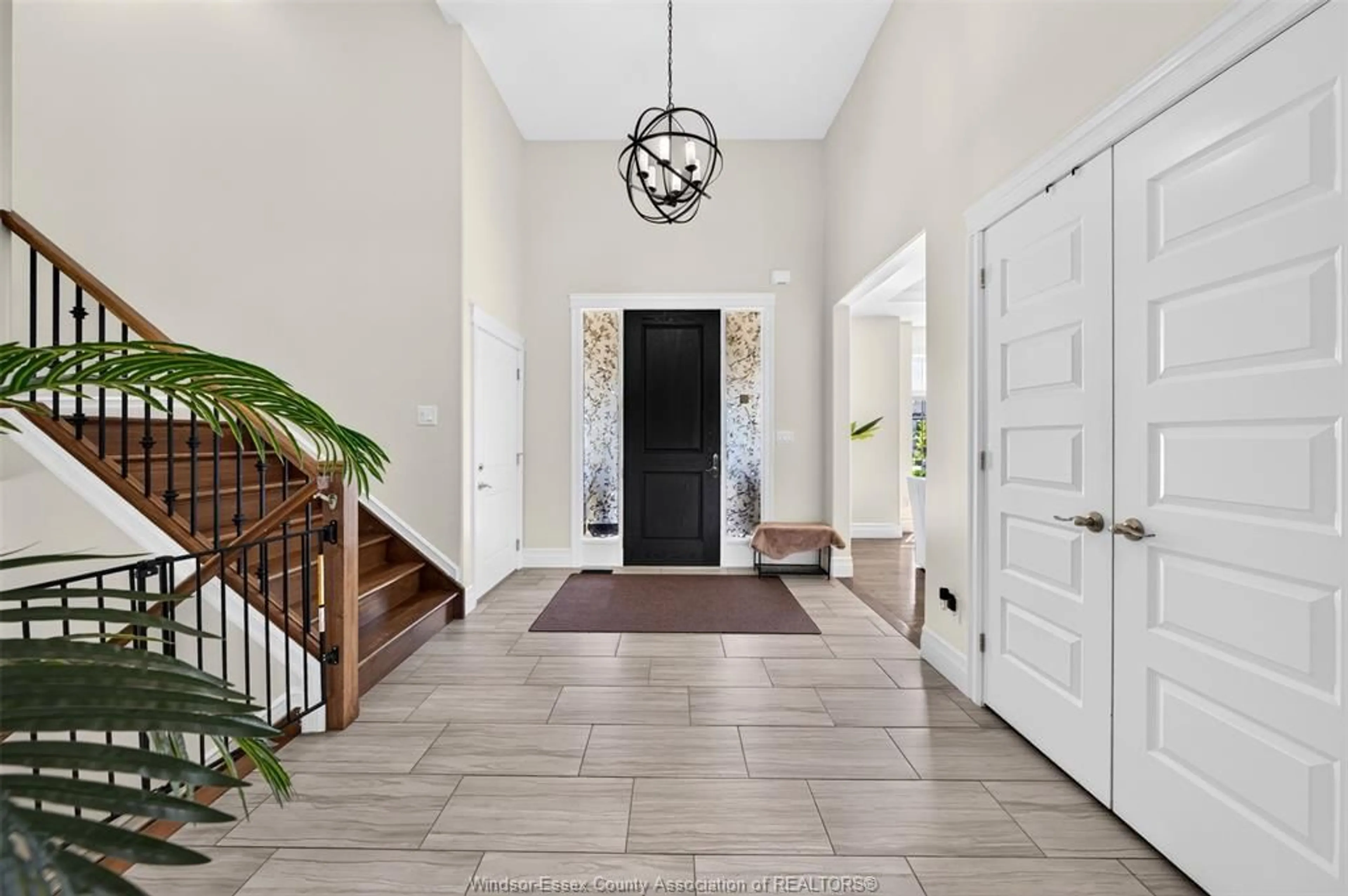 Indoor entryway for 1343 MONTICELLO St, Windsor Ontario N8P 0B8