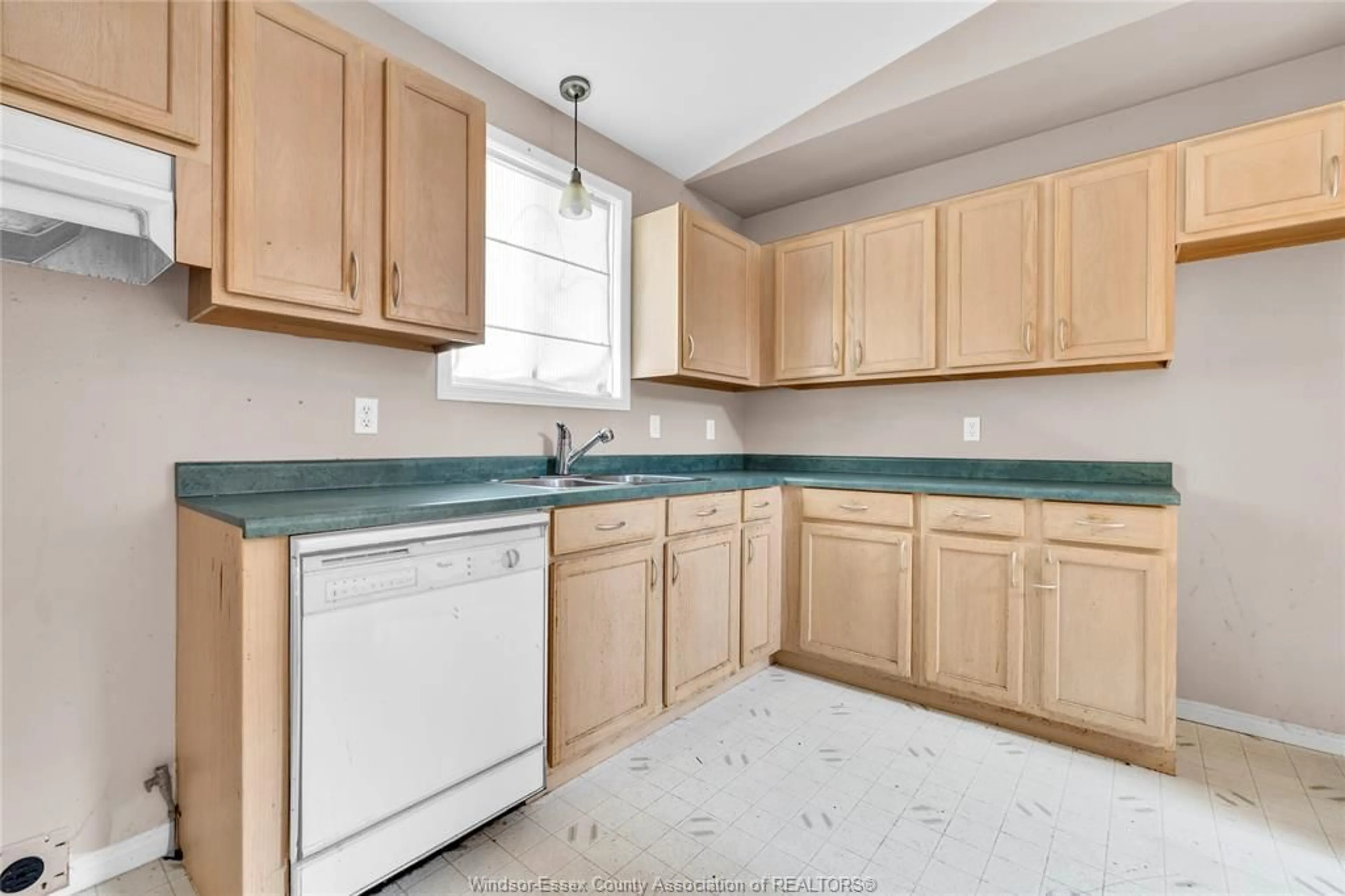 Standard kitchen, ceramic/tile floor for 2722 CAPPELLETTO, Windsor Ontario N8W 5N1