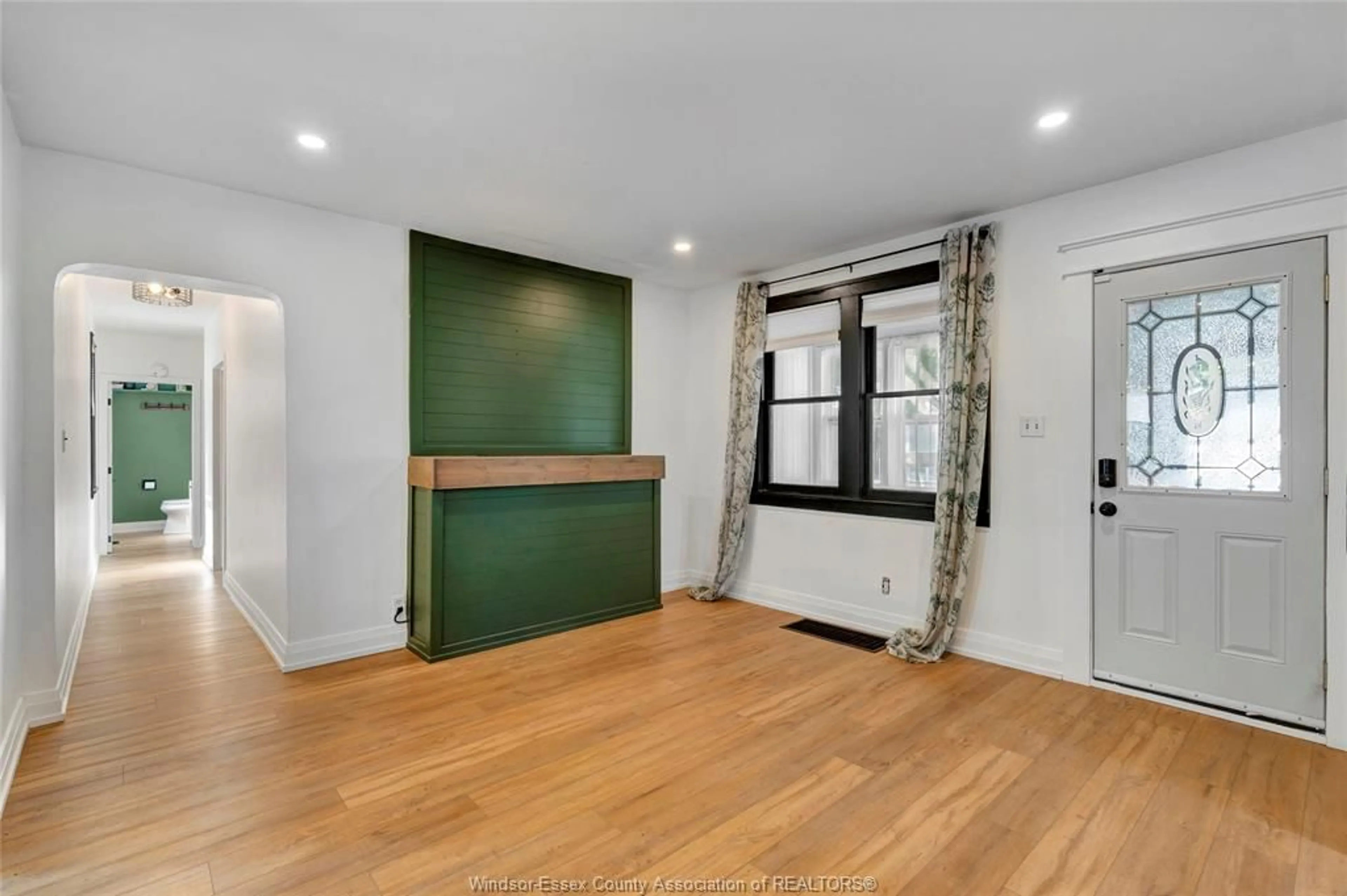 Indoor entryway for 2329 MEIGHEN Rd, Windsor Ontario N8W 4B8