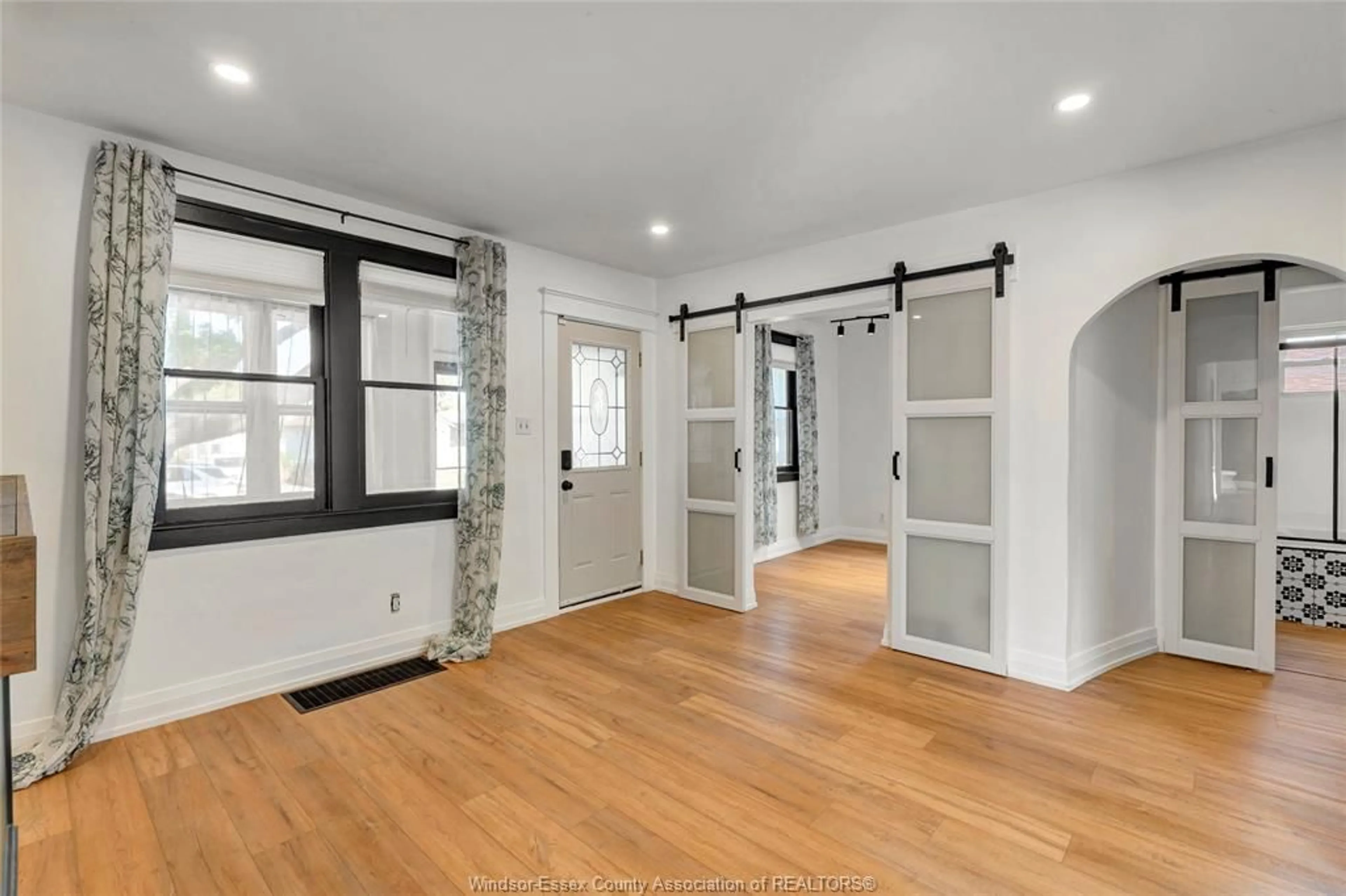 Indoor entryway for 2329 MEIGHEN Rd, Windsor Ontario N8W 4B8