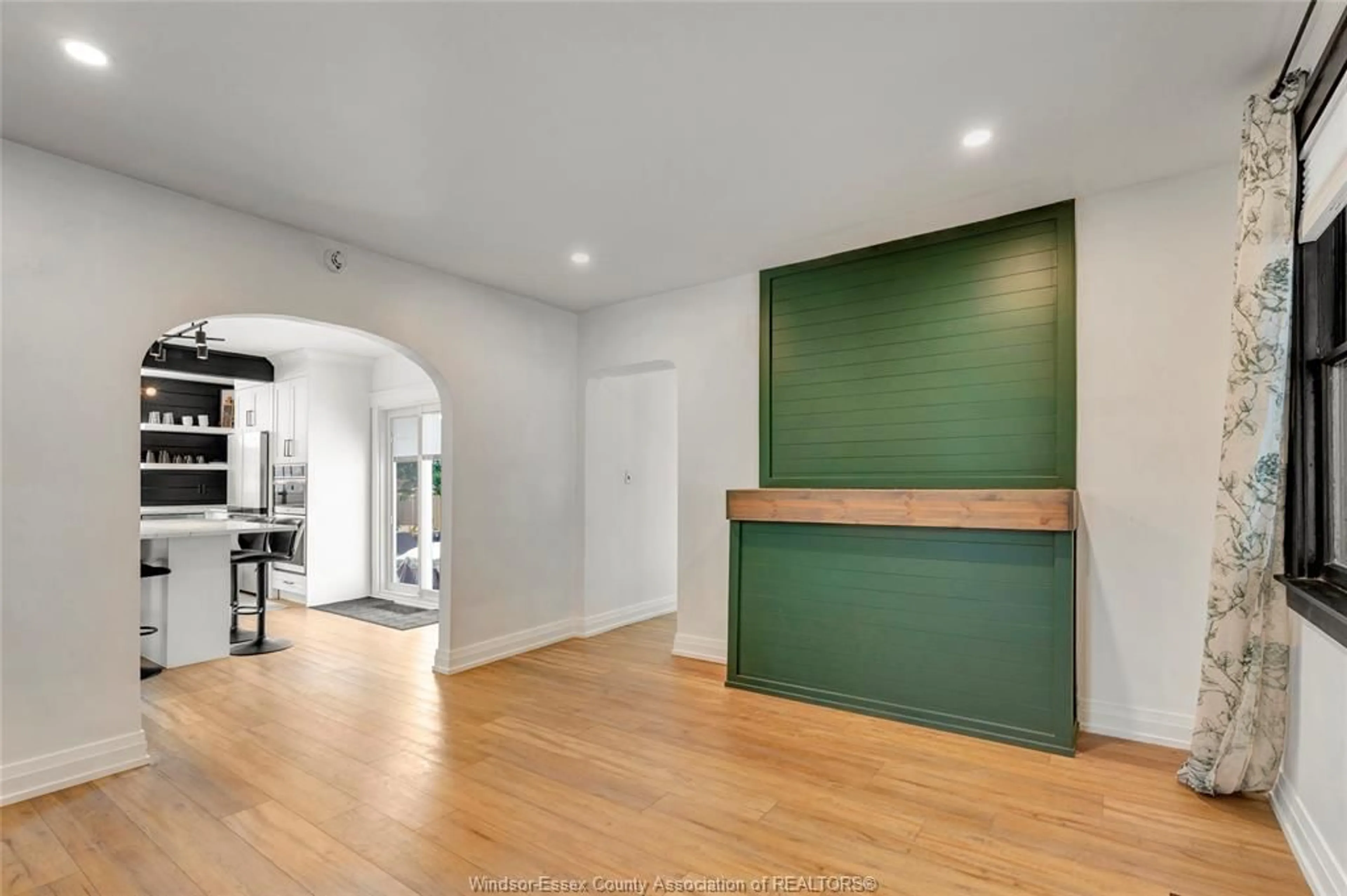 Indoor entryway for 2329 MEIGHEN Rd, Windsor Ontario N8W 4B8