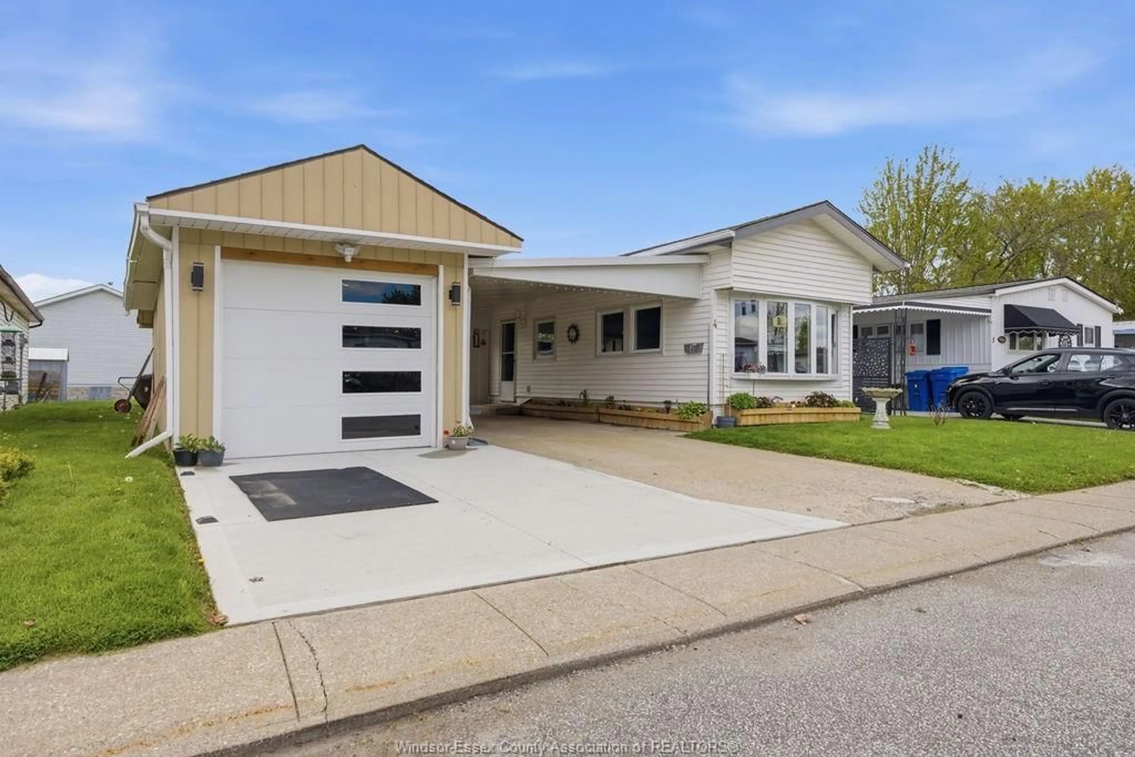 Home with vinyl exterior material, street for 4 MALDEN HILL, Amherstburg Ontario N9V 3E1
