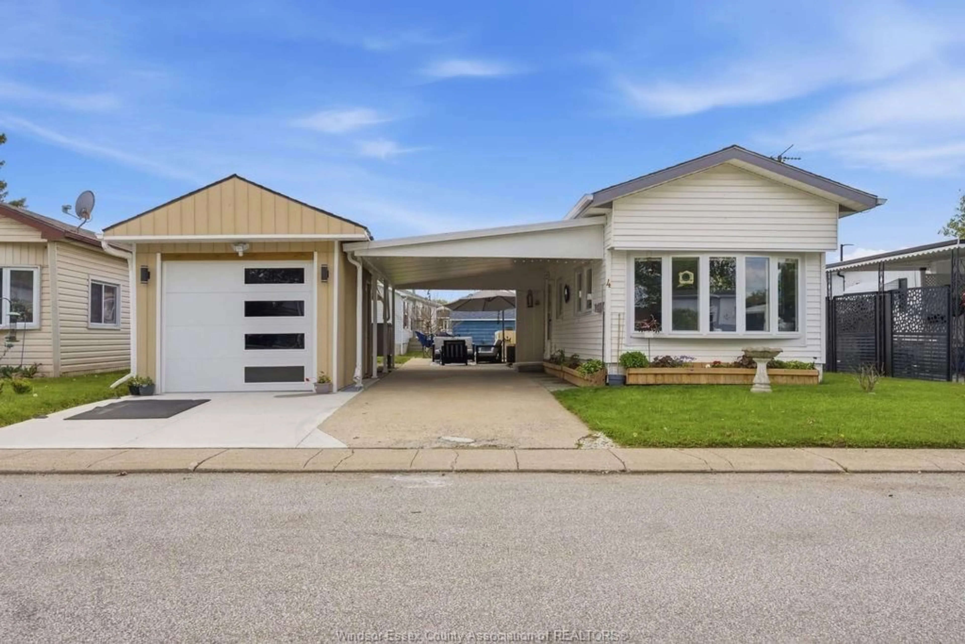 Home with vinyl exterior material, street for 4 MALDEN HILL, Amherstburg Ontario N9V 3E1