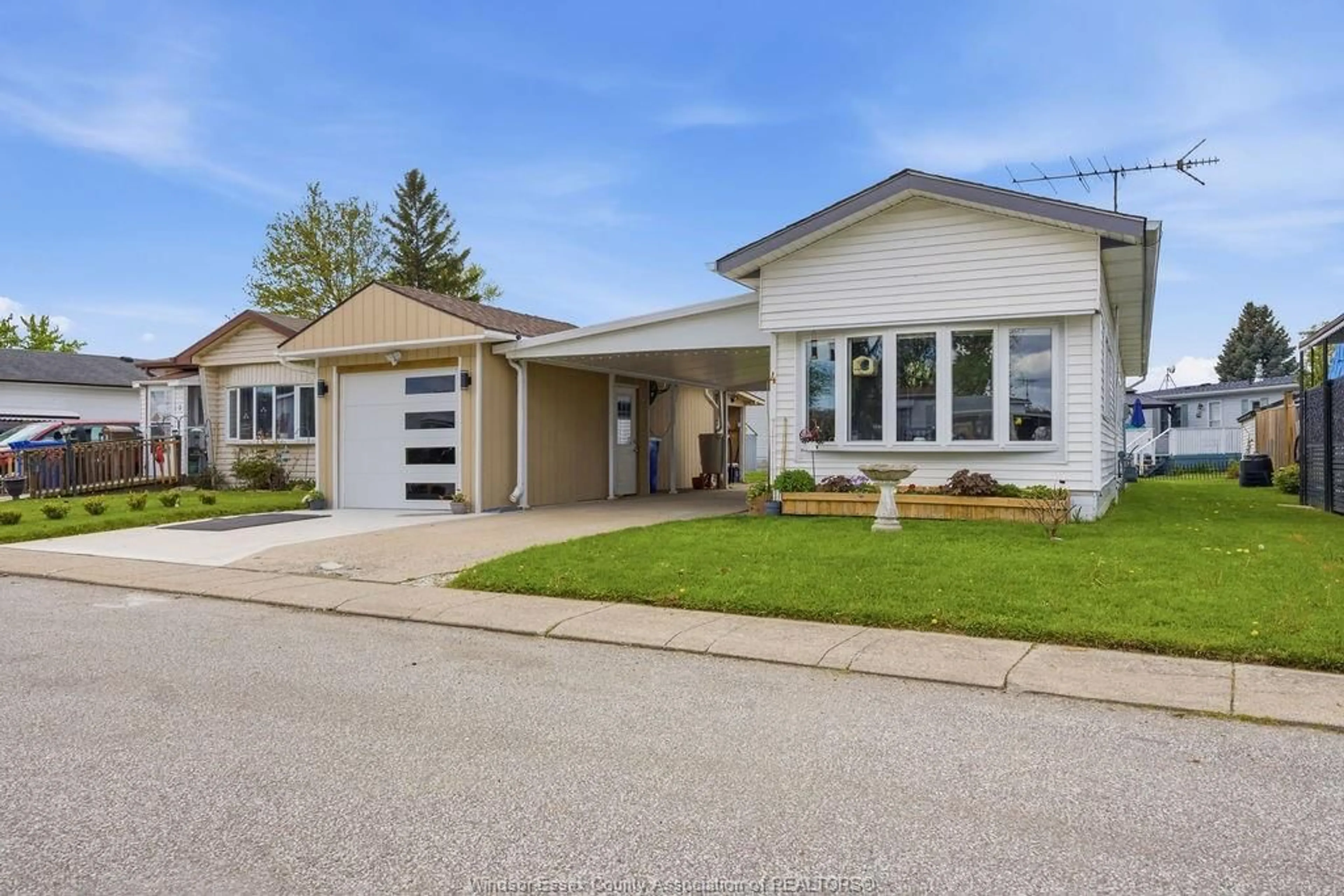 Home with vinyl exterior material, street for 4 MALDEN HILL, Amherstburg Ontario N9V 3E1