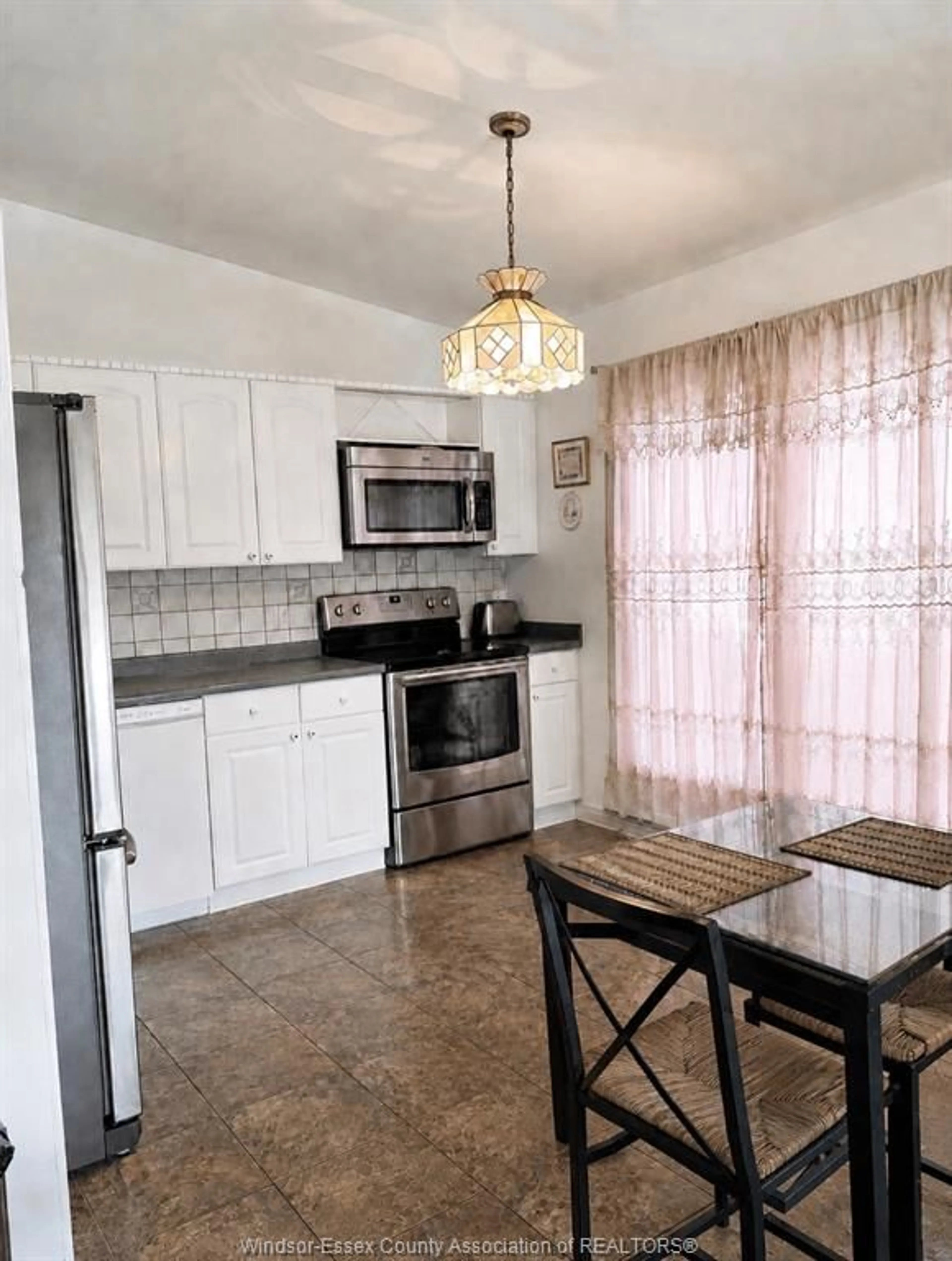 Standard kitchen, ceramic/tile floor for 5 ALLEN Crt, Amherstburg Ontario N9V 3Z4