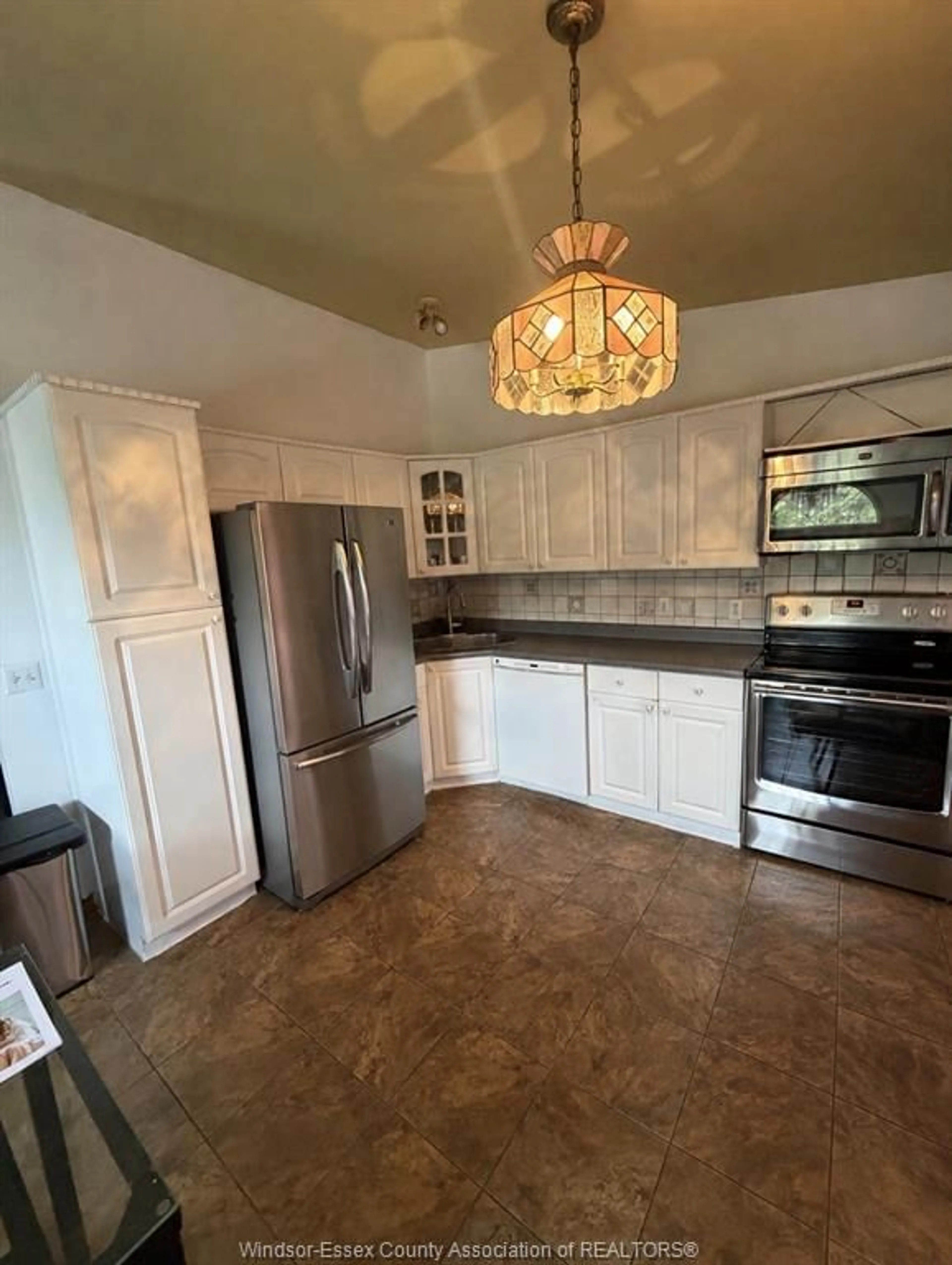 Open concept kitchen, ceramic/tile floor for 5 ALLEN Crt, Amherstburg Ontario N9V 3Z4