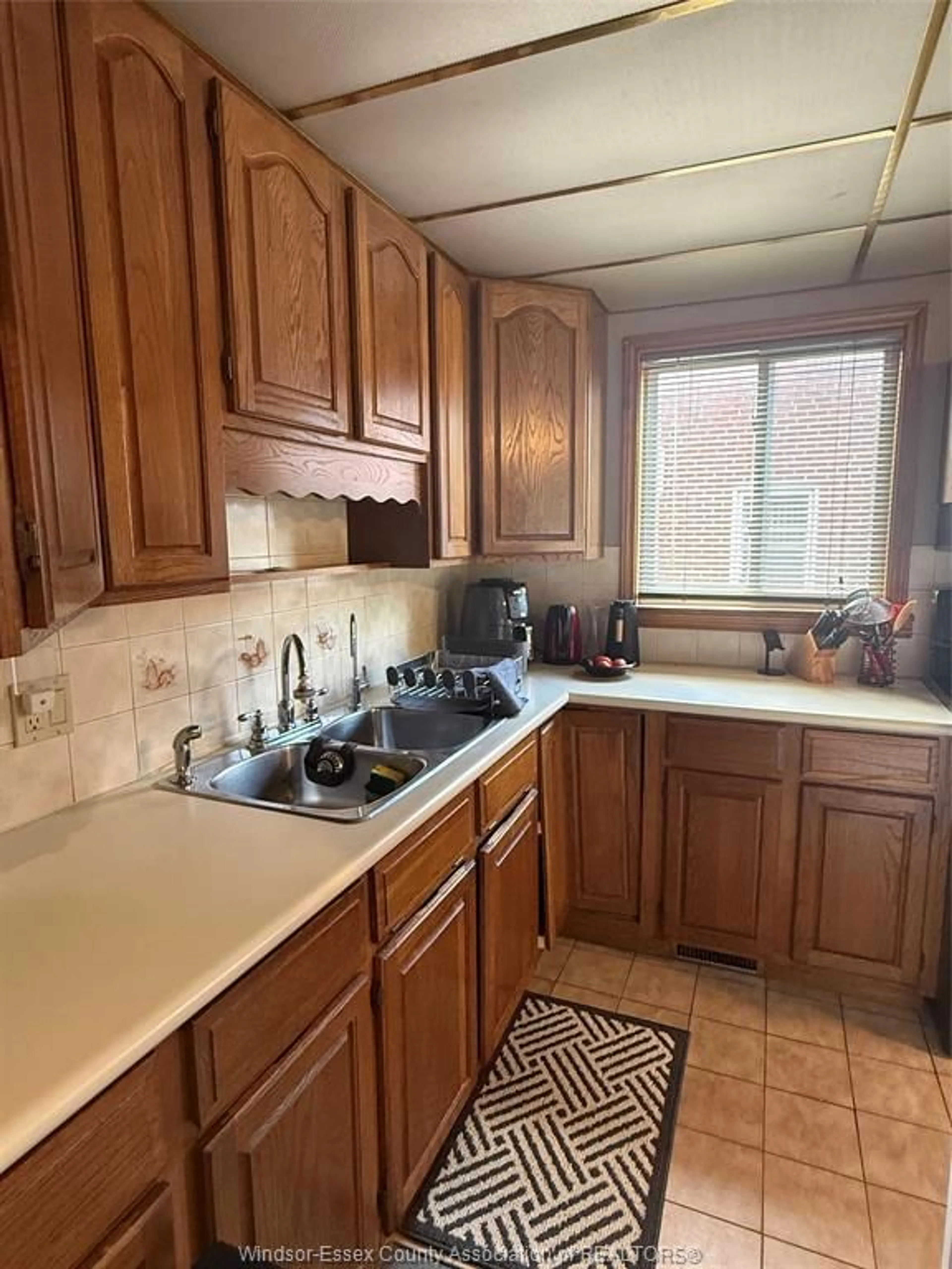 Standard kitchen, unknown for 1310 ASKIN Ave, Windsor Ontario N9B 2Y1