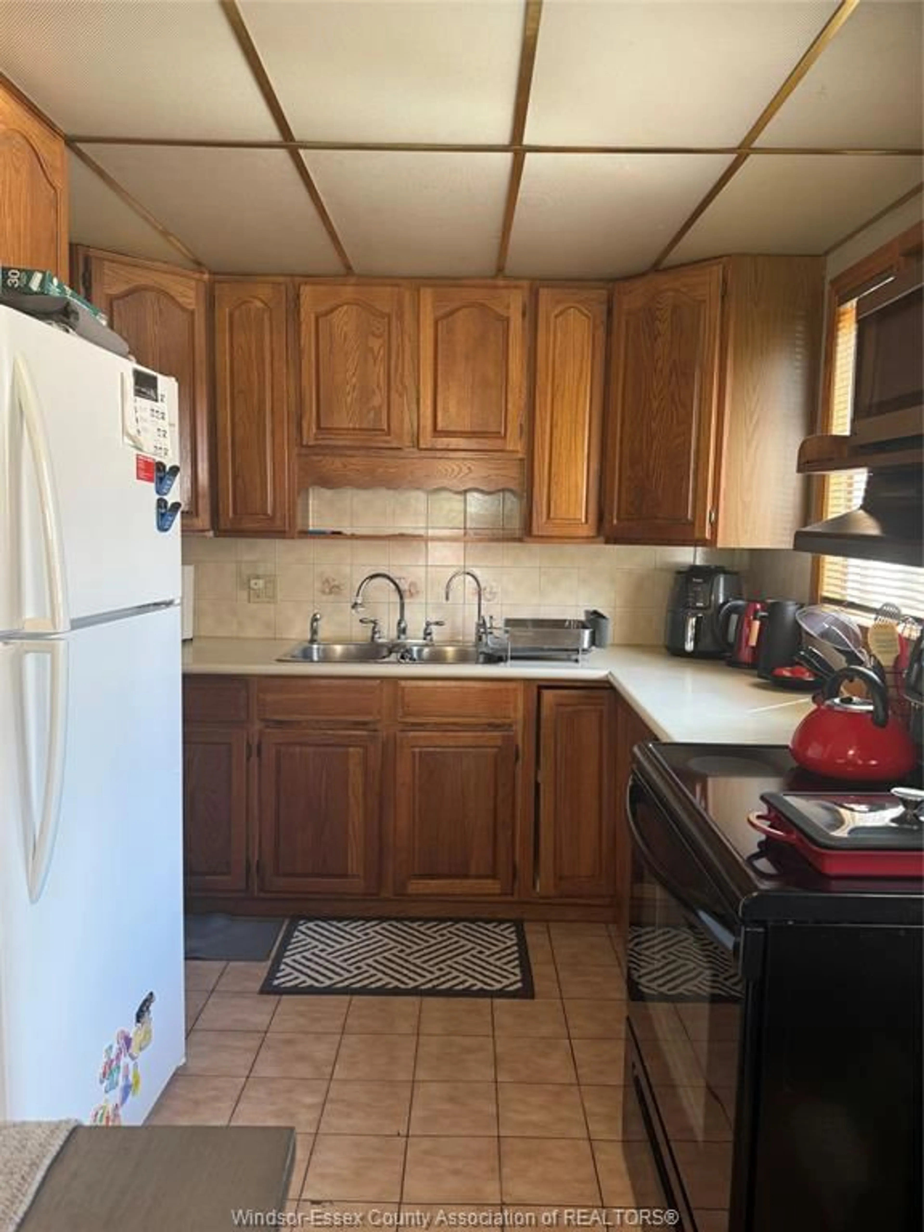 Standard kitchen, unknown for 1310 ASKIN Ave, Windsor Ontario N9B 2Y1