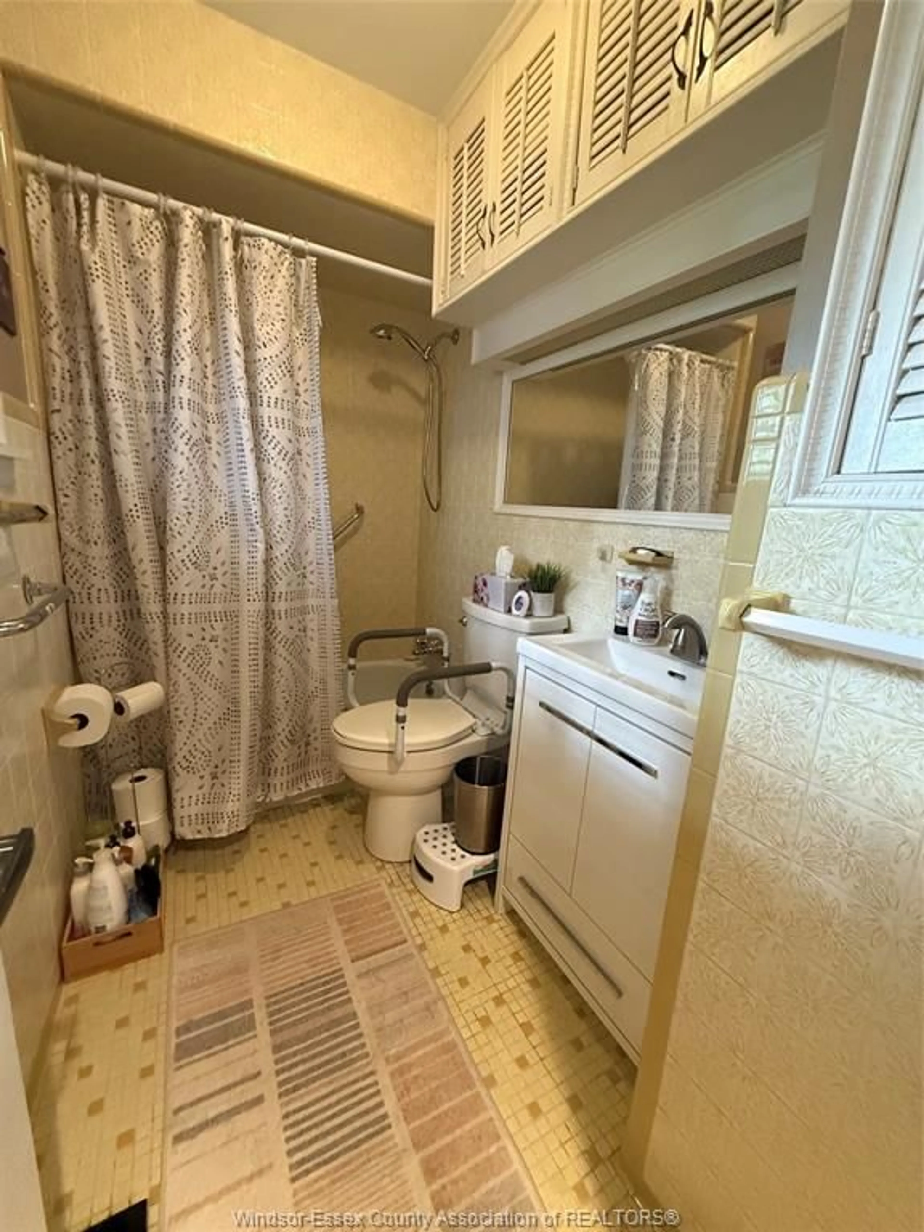 Standard bathroom, unknown for 1310 ASKIN Ave, Windsor Ontario N9B 2Y1