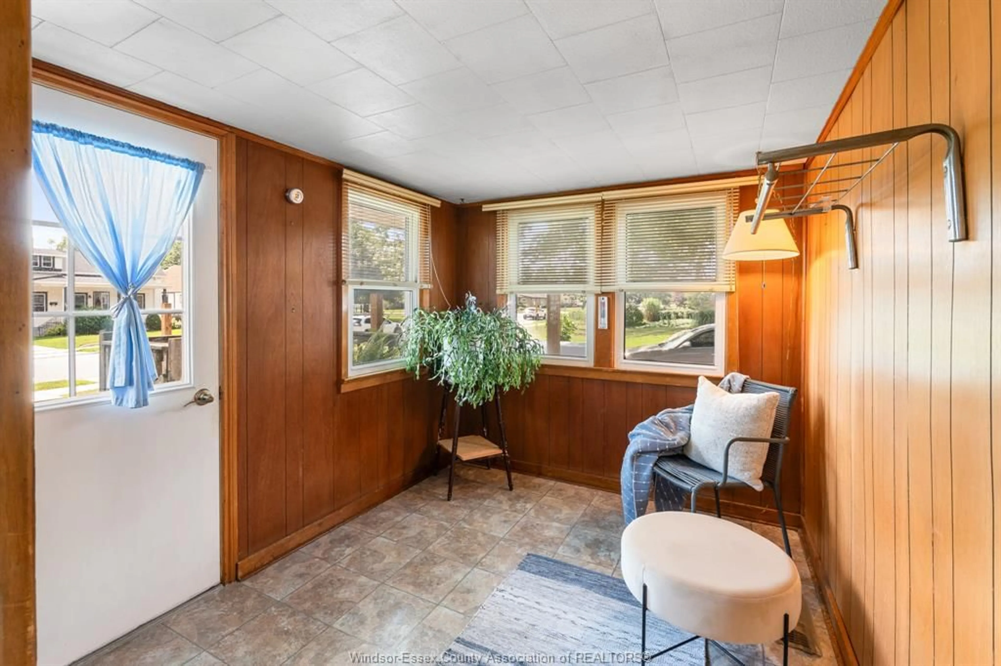 Indoor entryway for 21 Melrose Ave, Leamington Ontario N8H 2H9