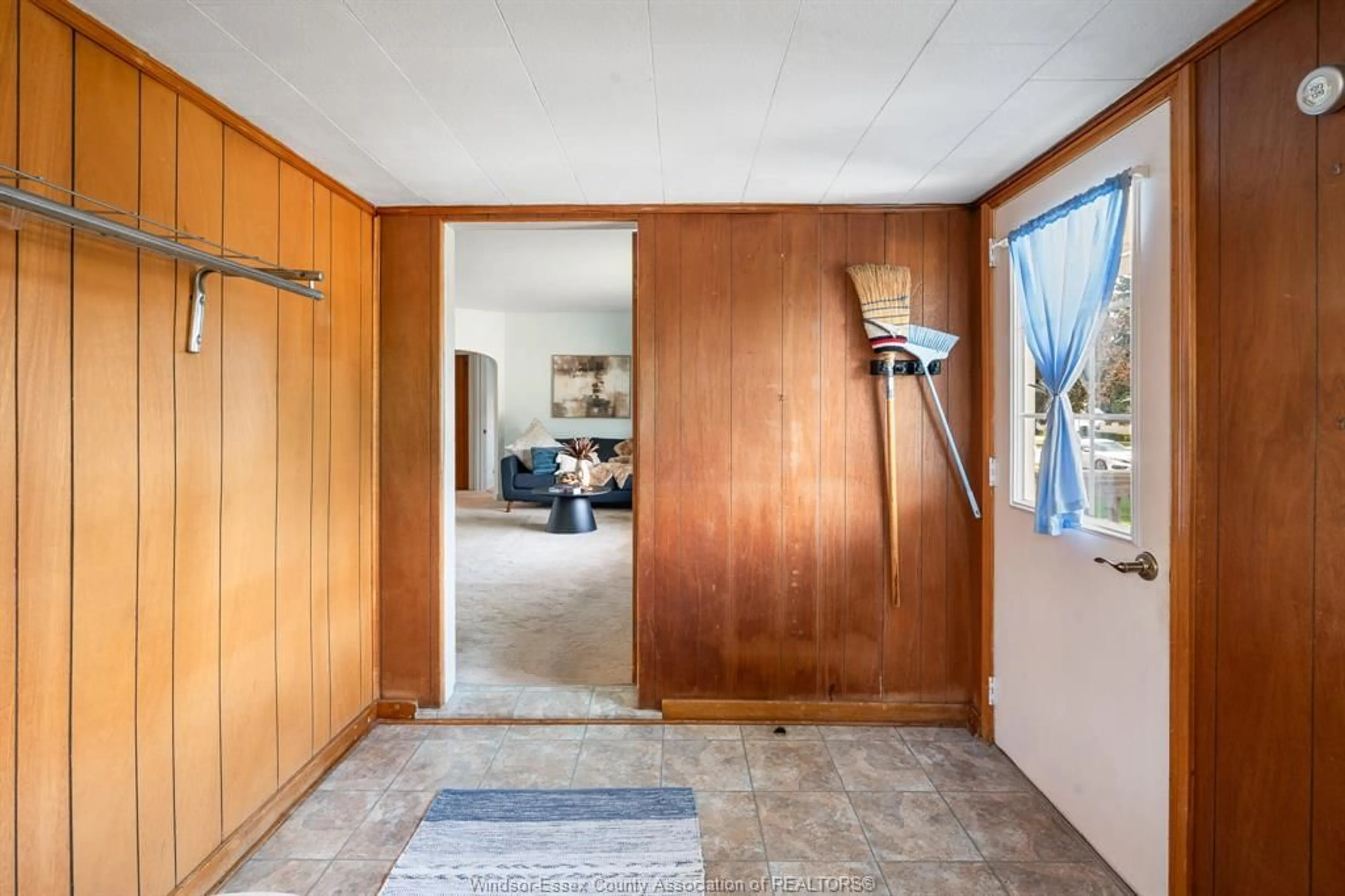 Indoor entryway for 21 Melrose Ave, Leamington Ontario N8H 2H9