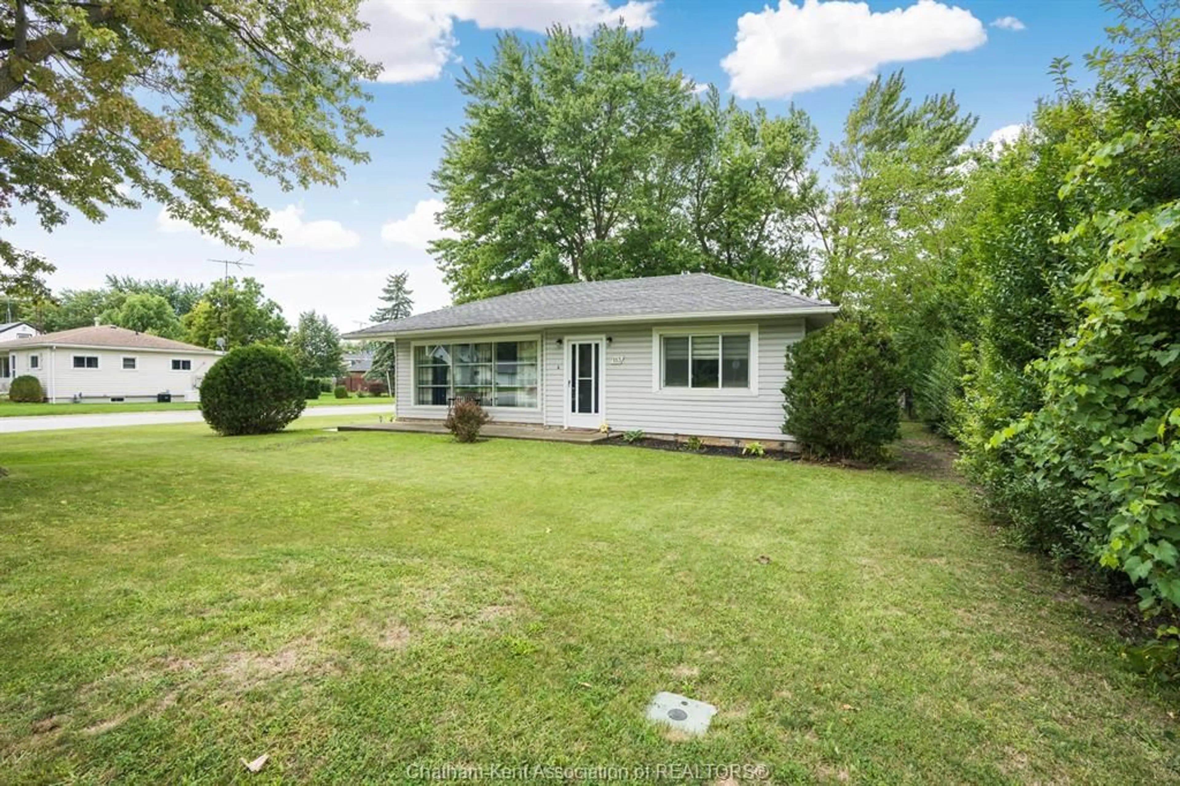 A pic from outside/outdoor area/front of a property/back of a property/a pic from drone, unknown for 113 Queen St St, Tilbury Ontario N0P 2L0