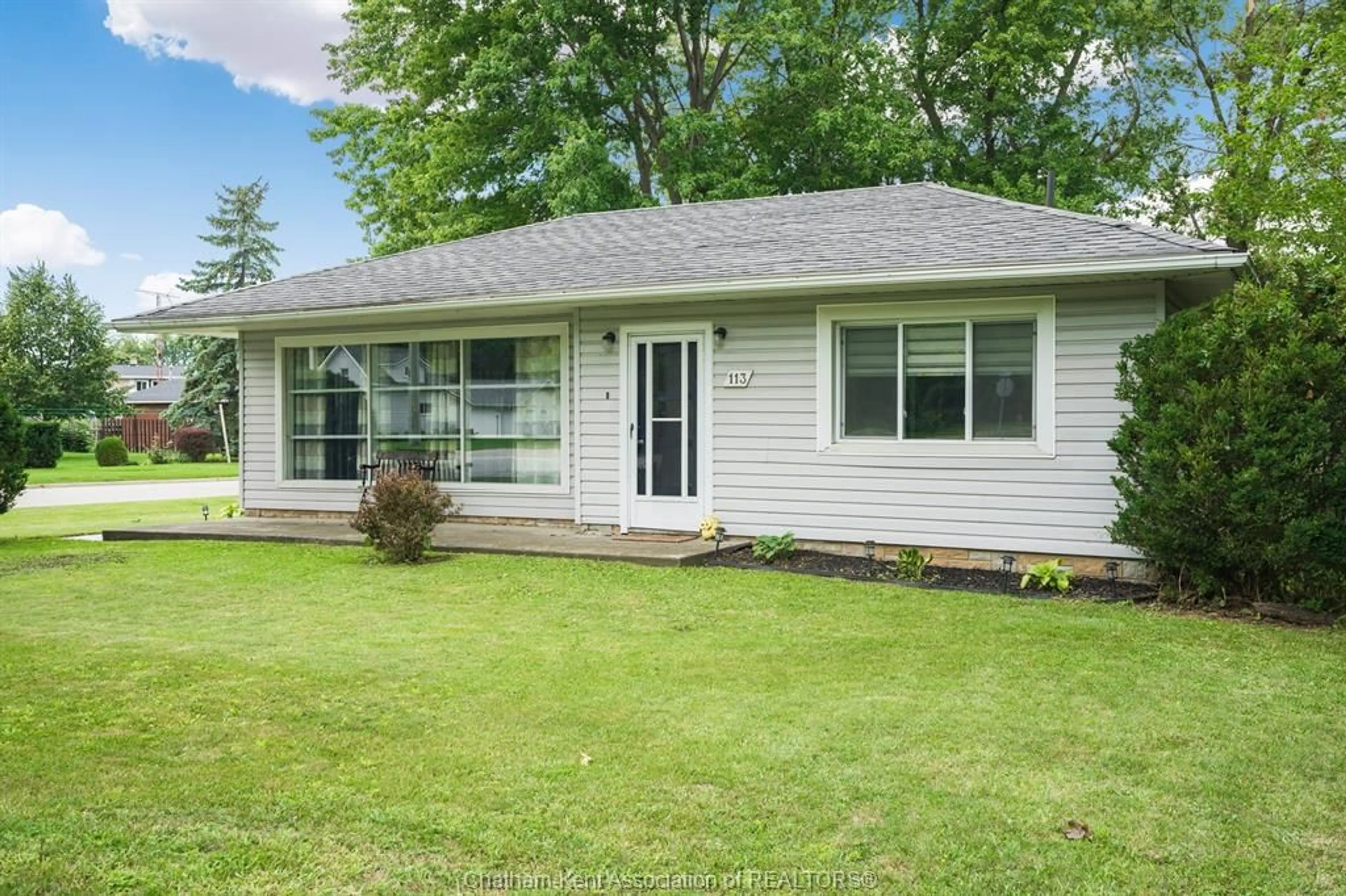 Home with vinyl exterior material, street for 113 Queen St St, Tilbury Ontario N0P 2L0