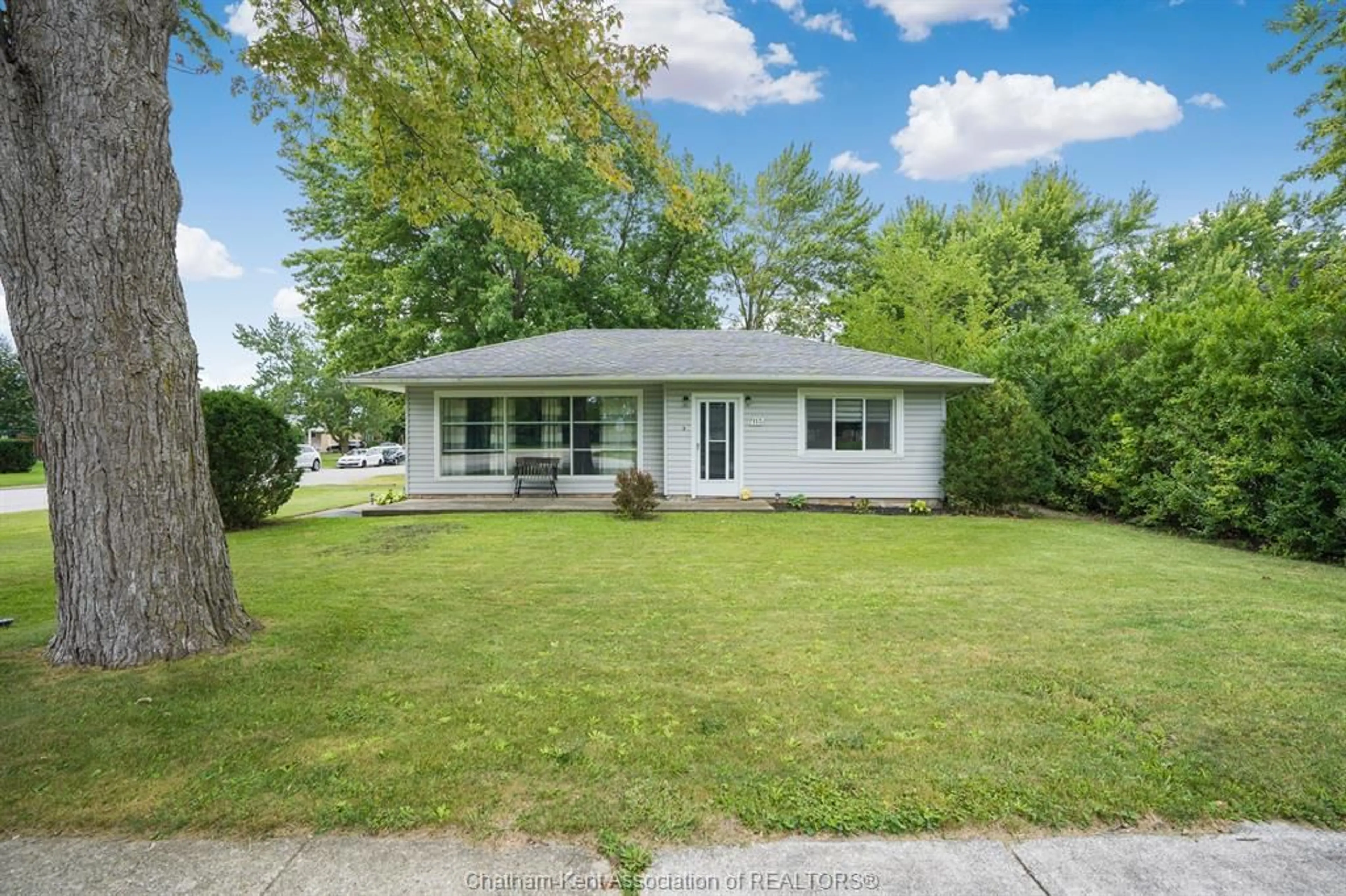 Home with vinyl exterior material, street for 113 Queen St St, Tilbury Ontario N0P 2L0