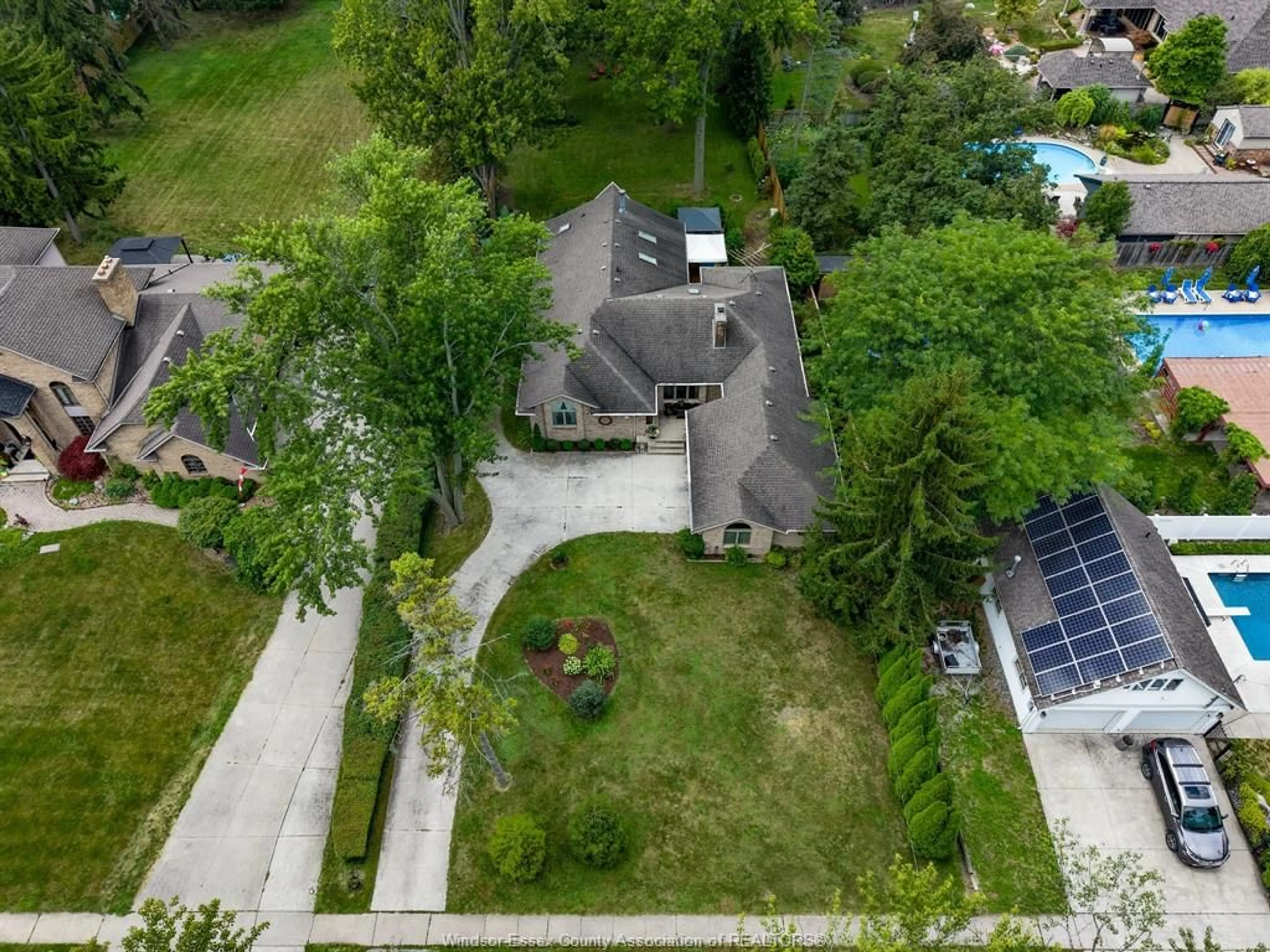 A pic from outside/outdoor area/front of a property/back of a property/a pic from drone, street for 161 LACASSE Blvd, Tecumseh Ontario N8N 2B4