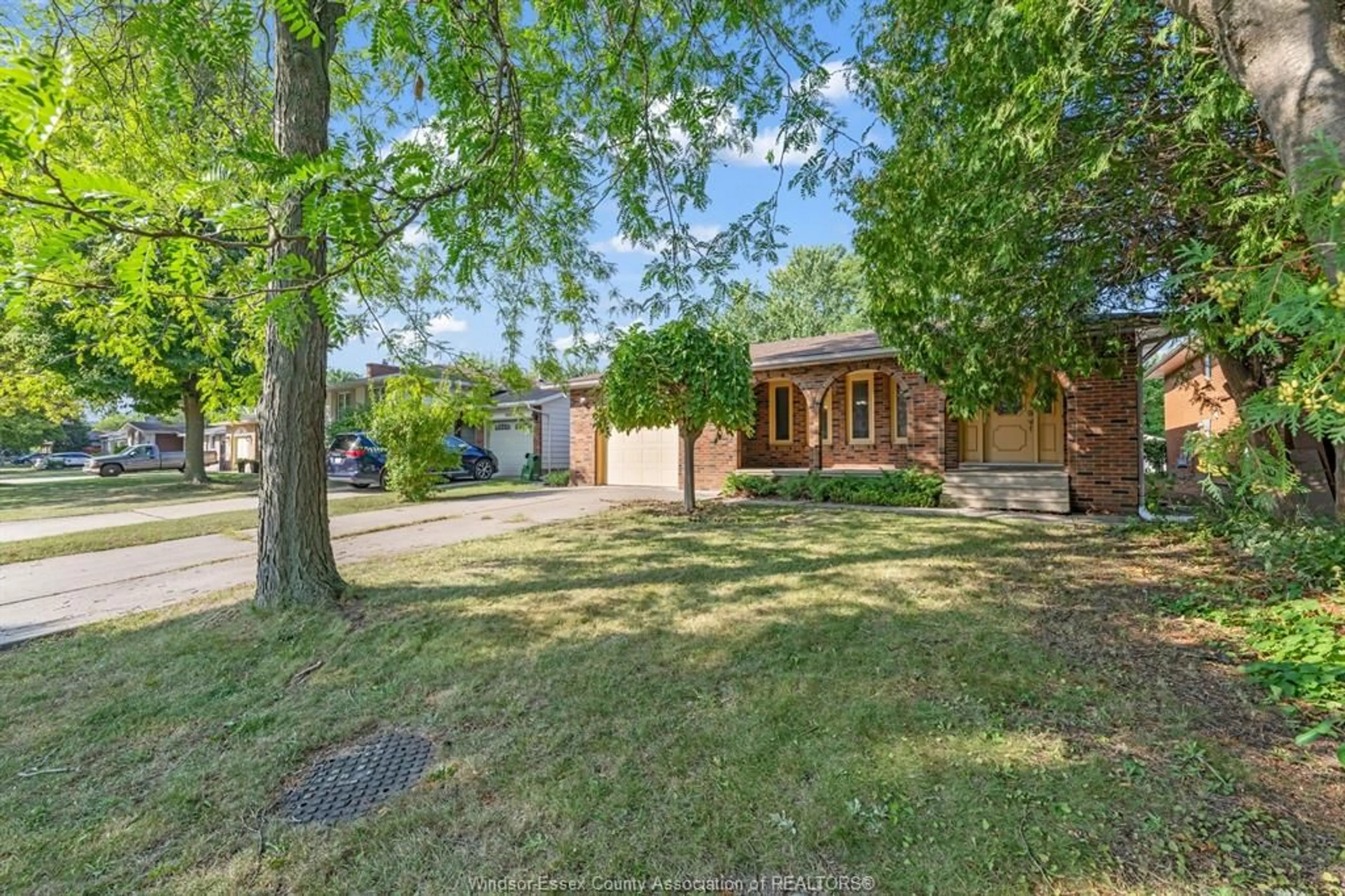 A pic from outside/outdoor area/front of a property/back of a property/a pic from drone, street for 3003 REGIS Ave, Windsor Ontario N8R 1T7