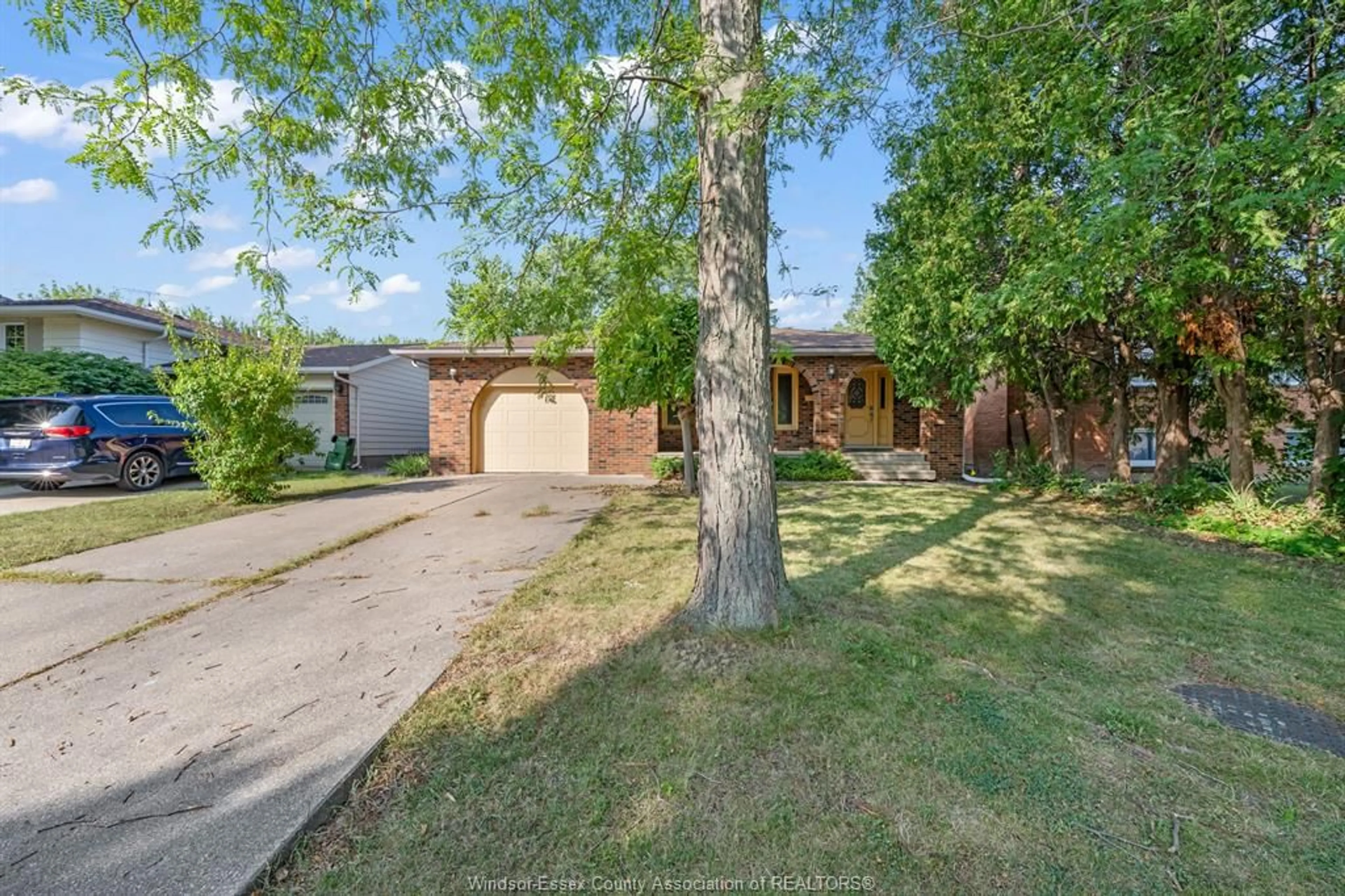 A pic from outside/outdoor area/front of a property/back of a property/a pic from drone, street for 3003 REGIS Ave, Windsor Ontario N8R 1T7