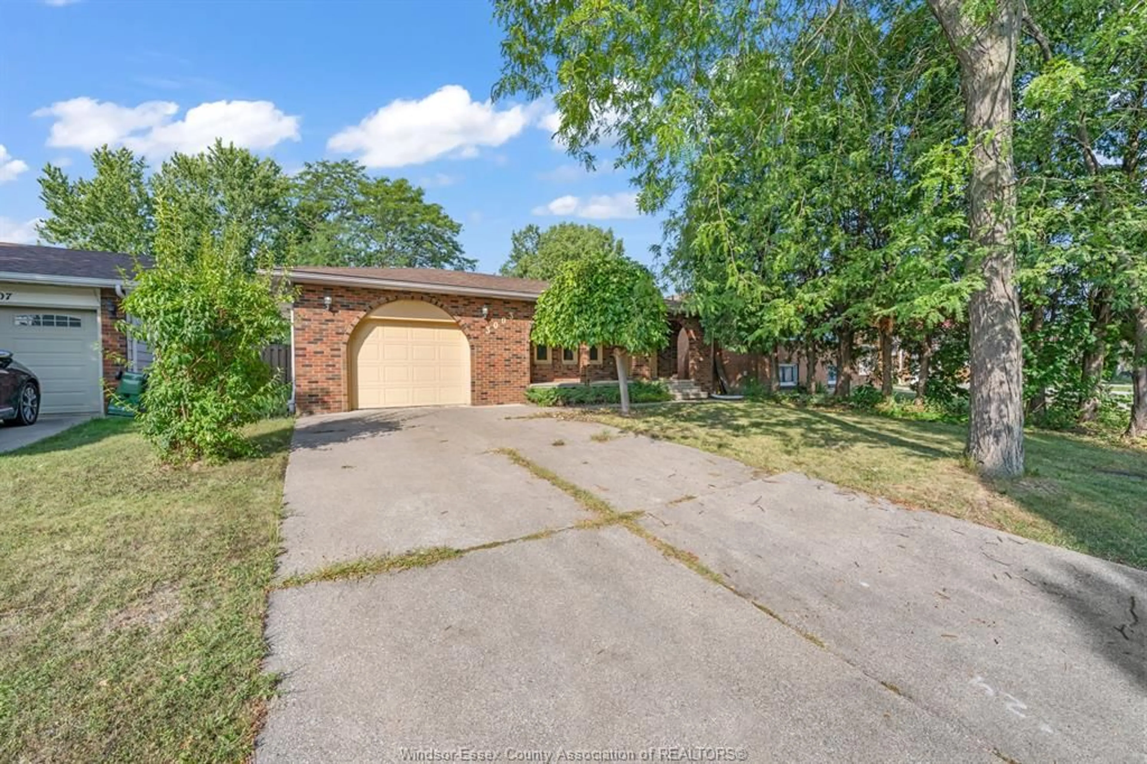 A pic from outside/outdoor area/front of a property/back of a property/a pic from drone, street for 3003 REGIS Ave, Windsor Ontario N8R 1T7