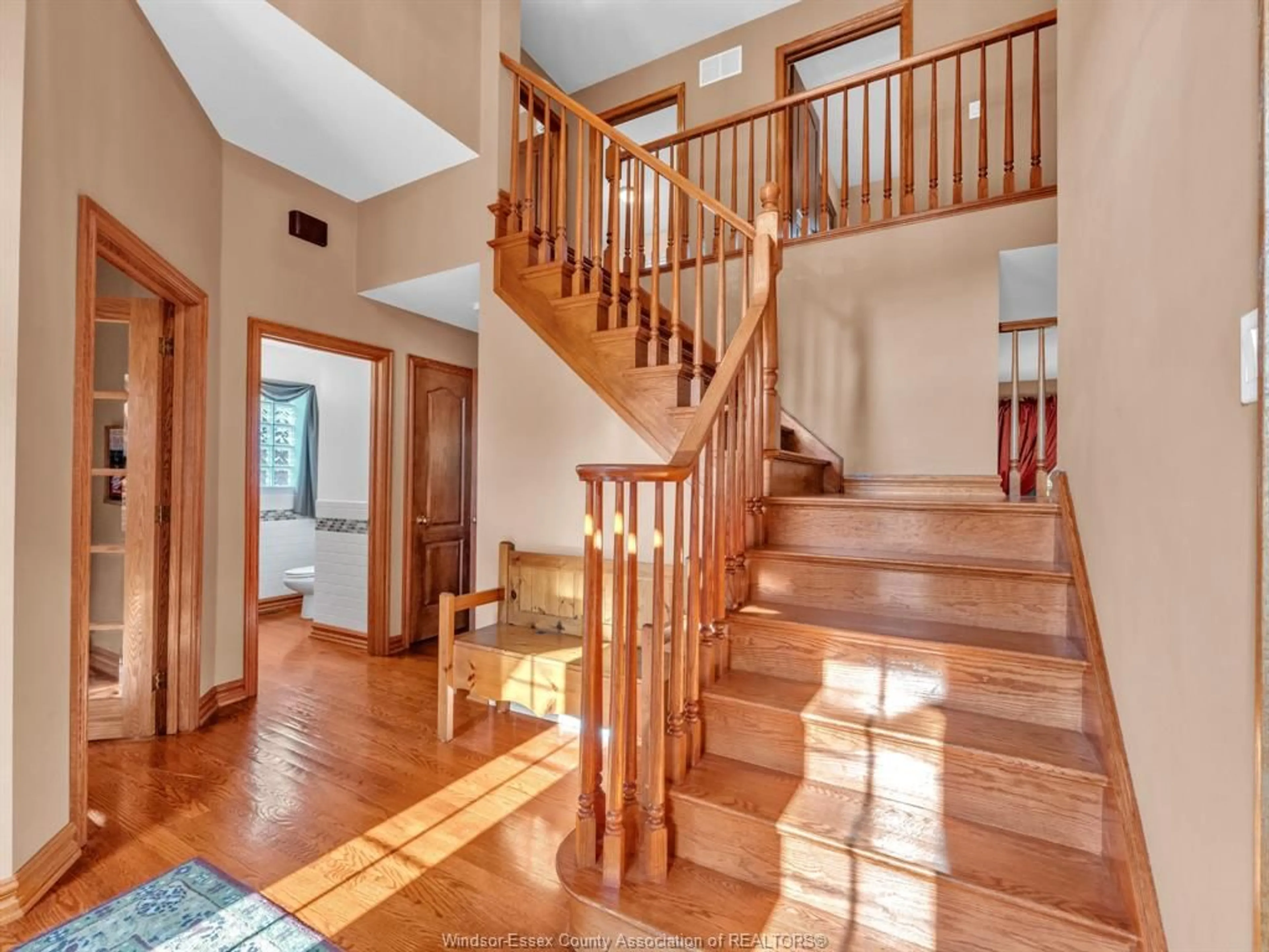 Indoor foyer for 555 CHRISTINA Cres, Windsor Ontario N9G 2M4