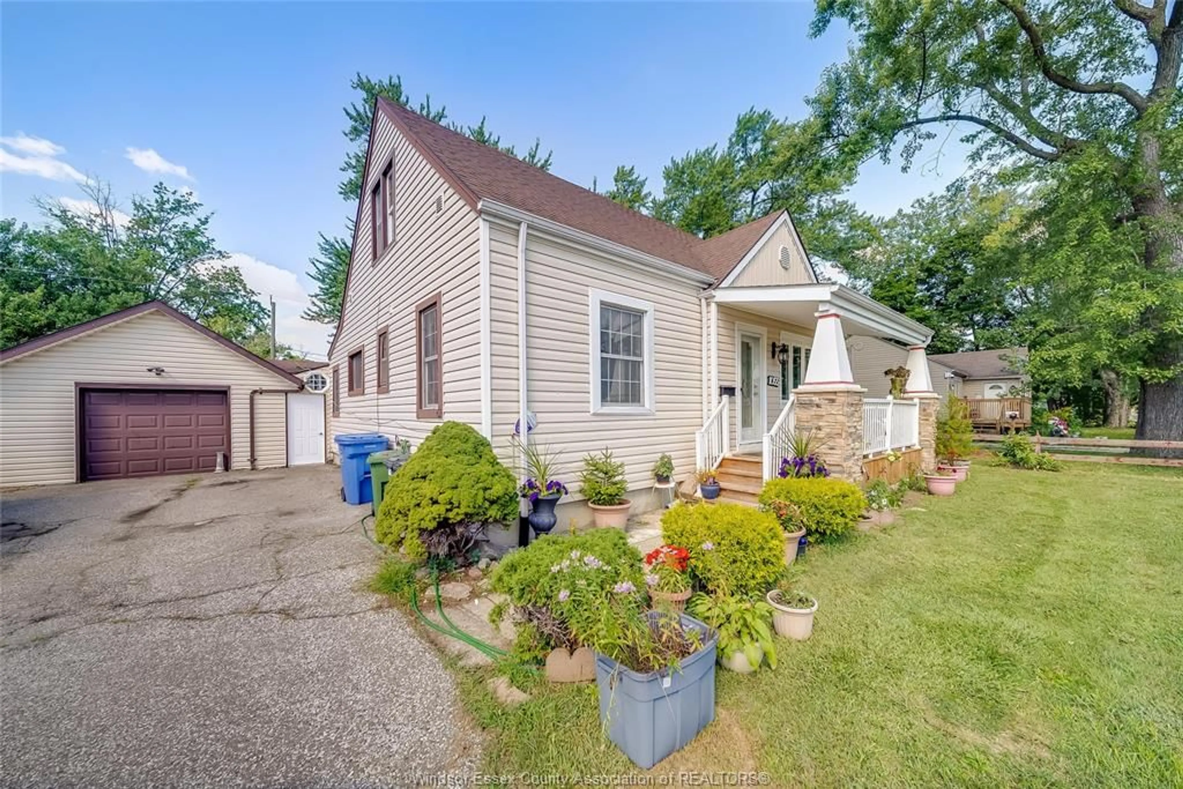 A pic from outside/outdoor area/front of a property/back of a property/a pic from drone, street for 1055 JEFERSON Ave, Windsor Ontario N8S 2R2