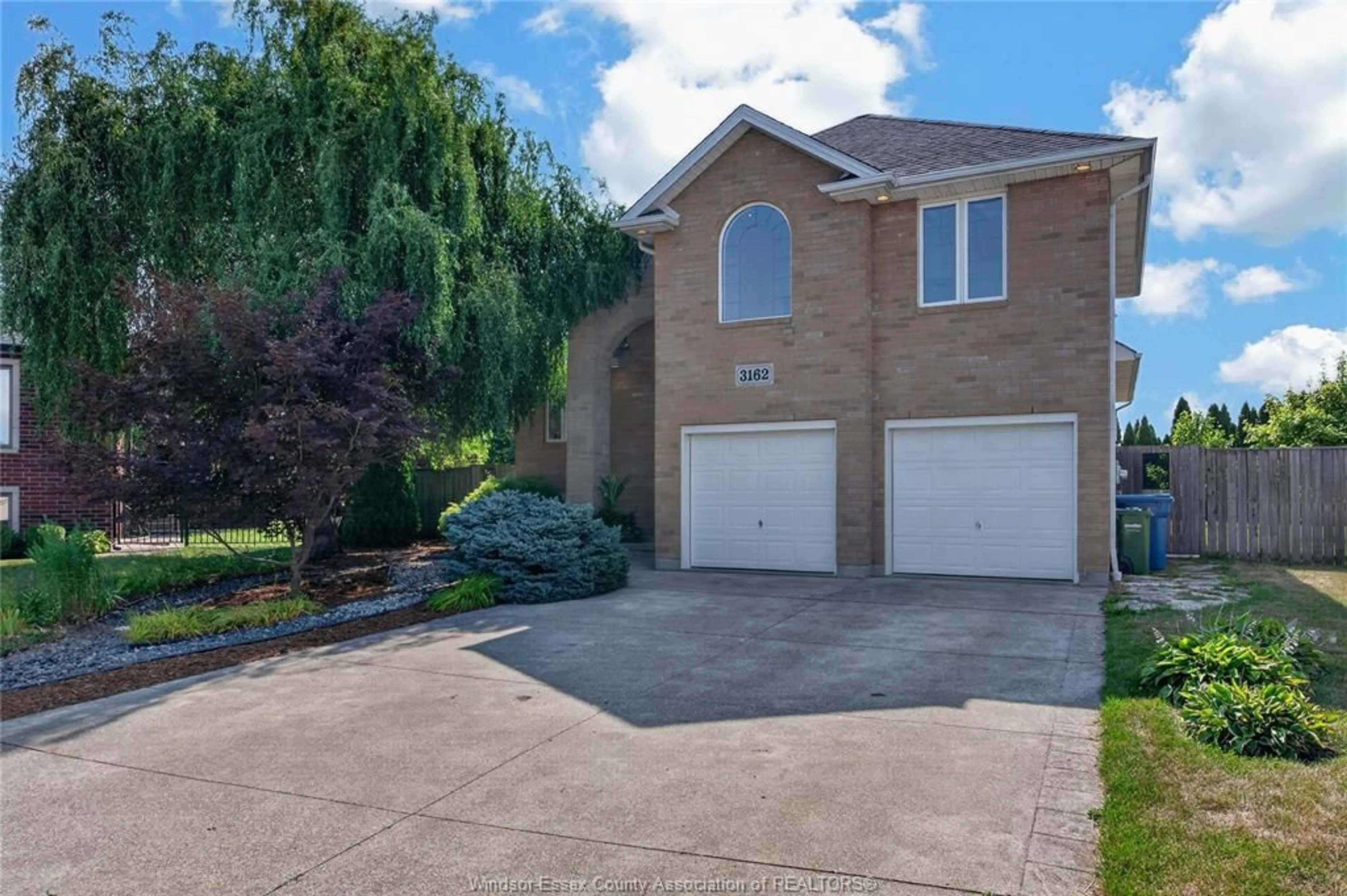 A pic from outside/outdoor area/front of a property/back of a property/a pic from drone, street for 3162 Leisure Cres, Windsor Ontario N8R 0A2