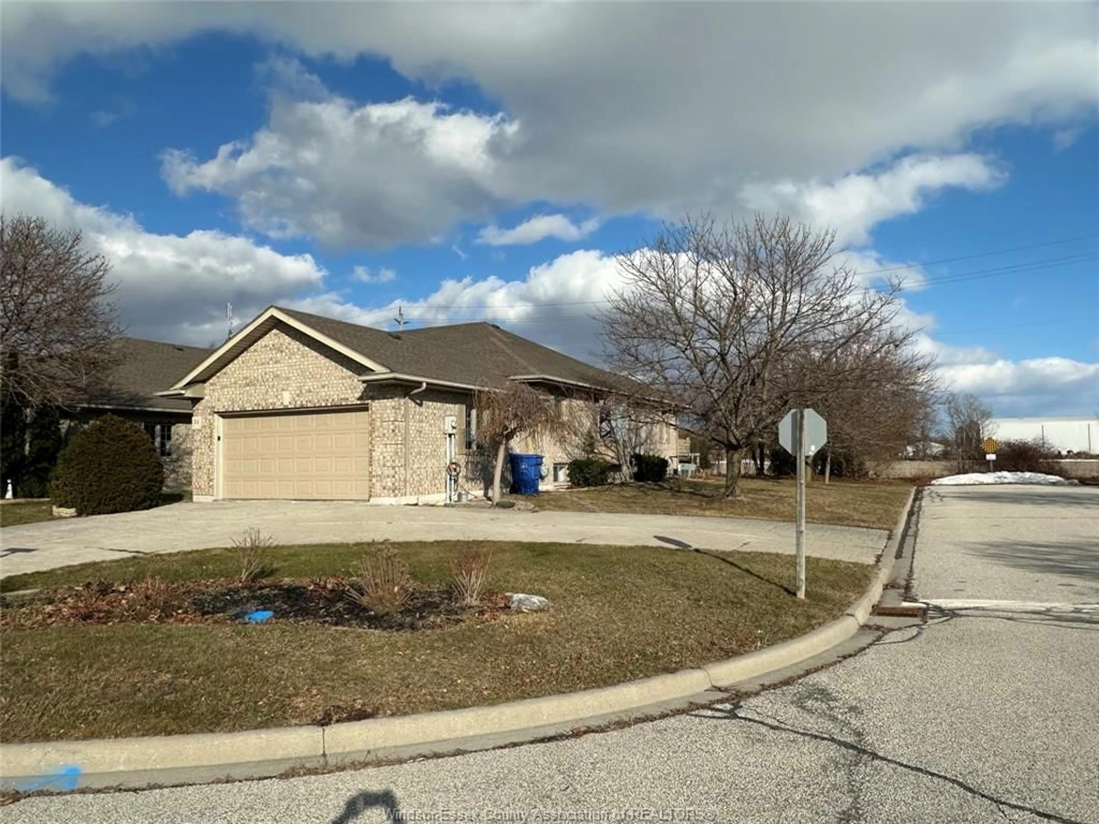A pic from outside/outdoor area/front of a property/back of a property/a pic from drone, street for 51 SANTOS Dr, Kingsville Ontario N9Y 3Z5