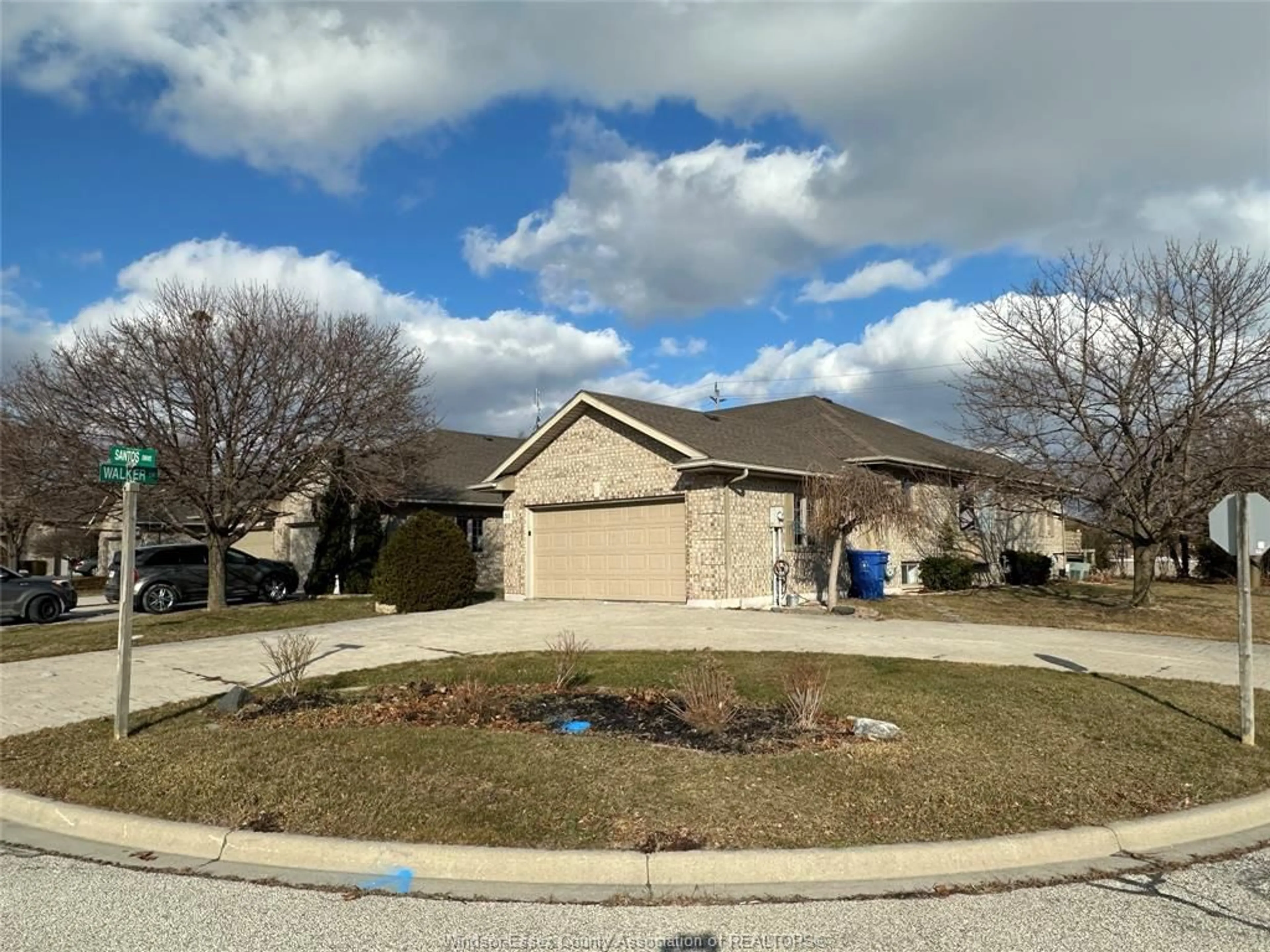 A pic from outside/outdoor area/front of a property/back of a property/a pic from drone, street for 51 SANTOS Dr, Kingsville Ontario N9Y 3Z5
