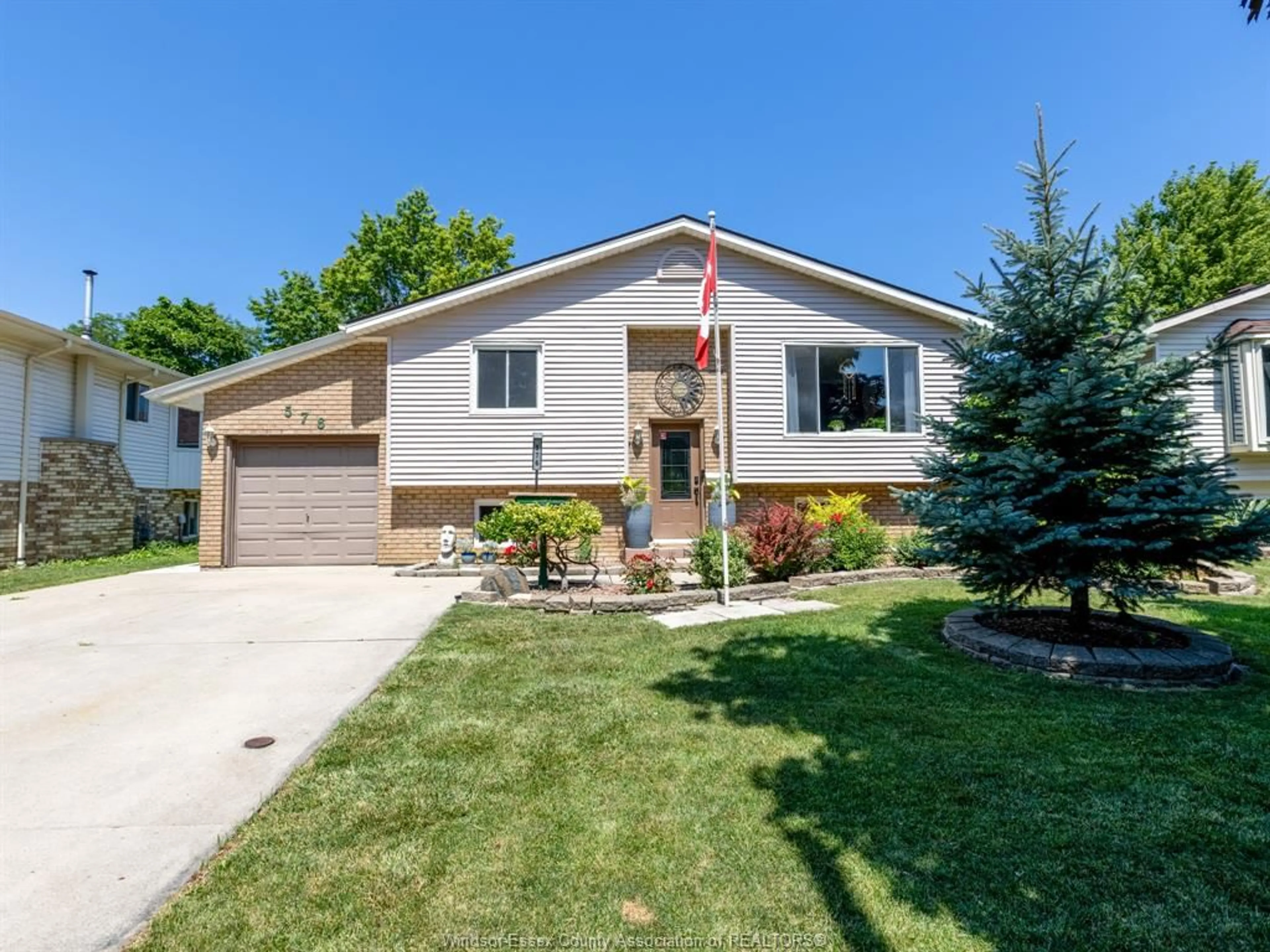 Home with vinyl exterior material, street for 576 RICHMOND, Amherstburg Ontario N9V 3T9