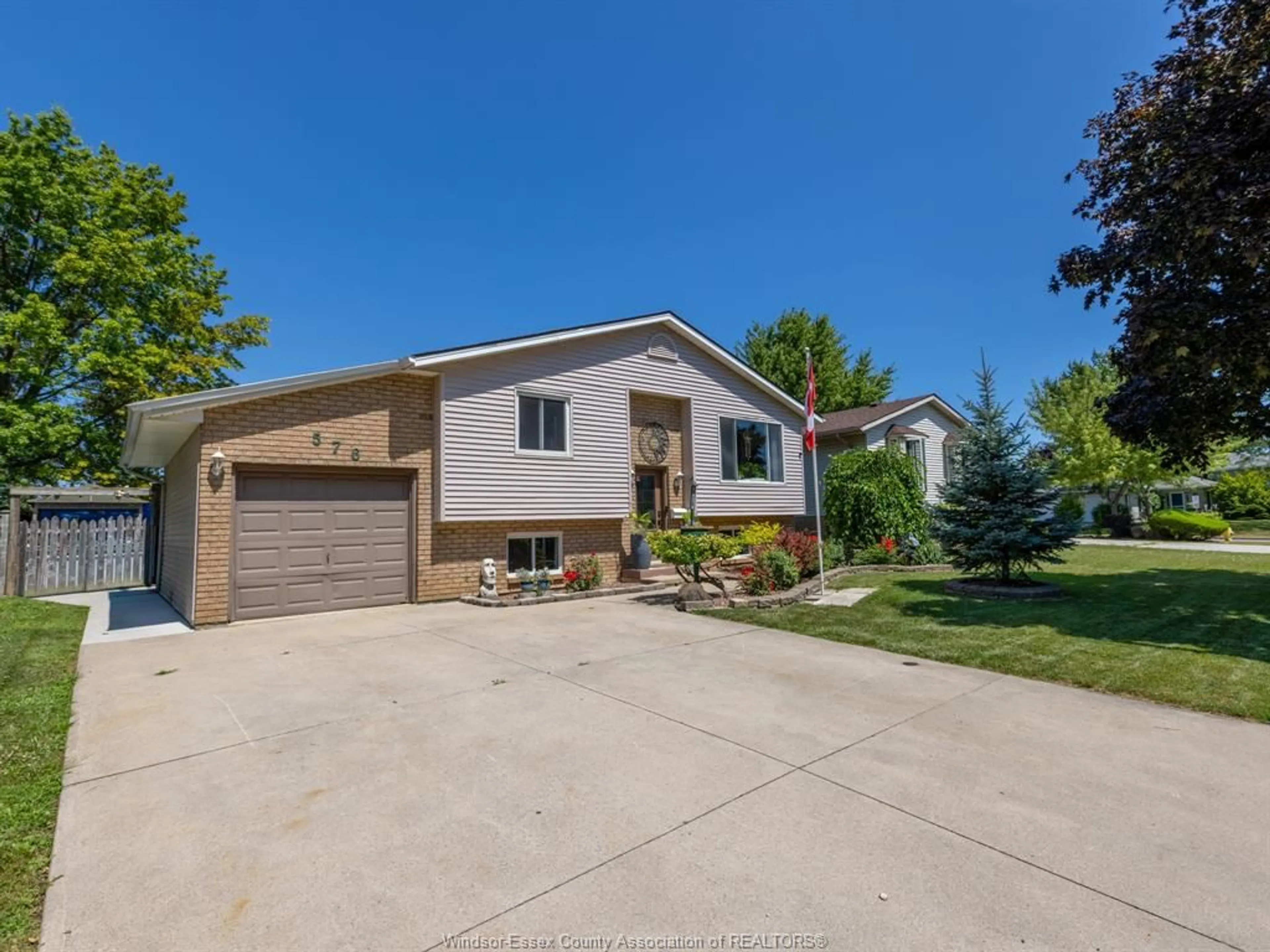 Home with vinyl exterior material, street for 576 RICHMOND, Amherstburg Ontario N9V 3T9
