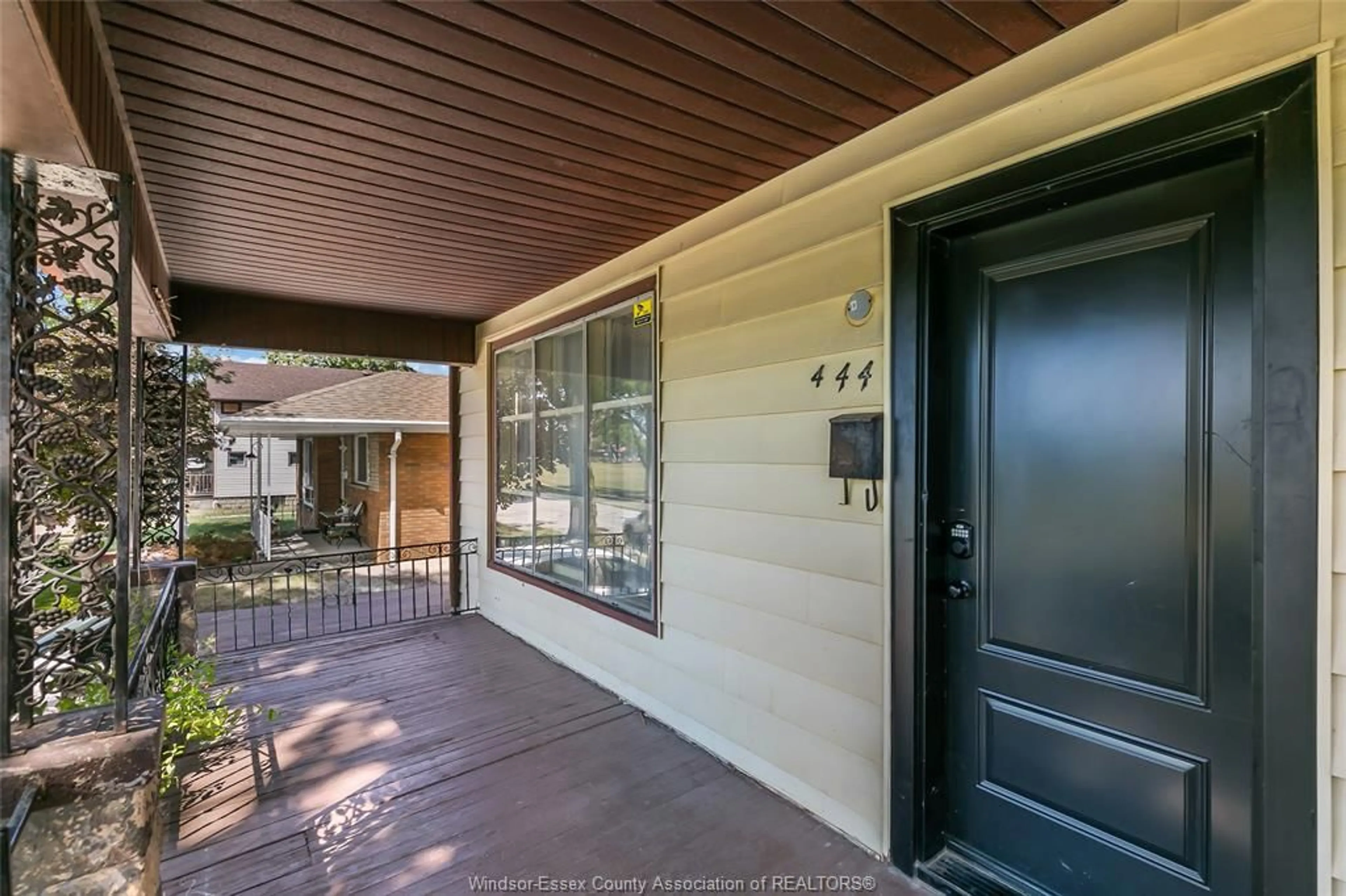 Indoor entryway for 444 CRAWFORD, Windsor Ontario N9A 5C4