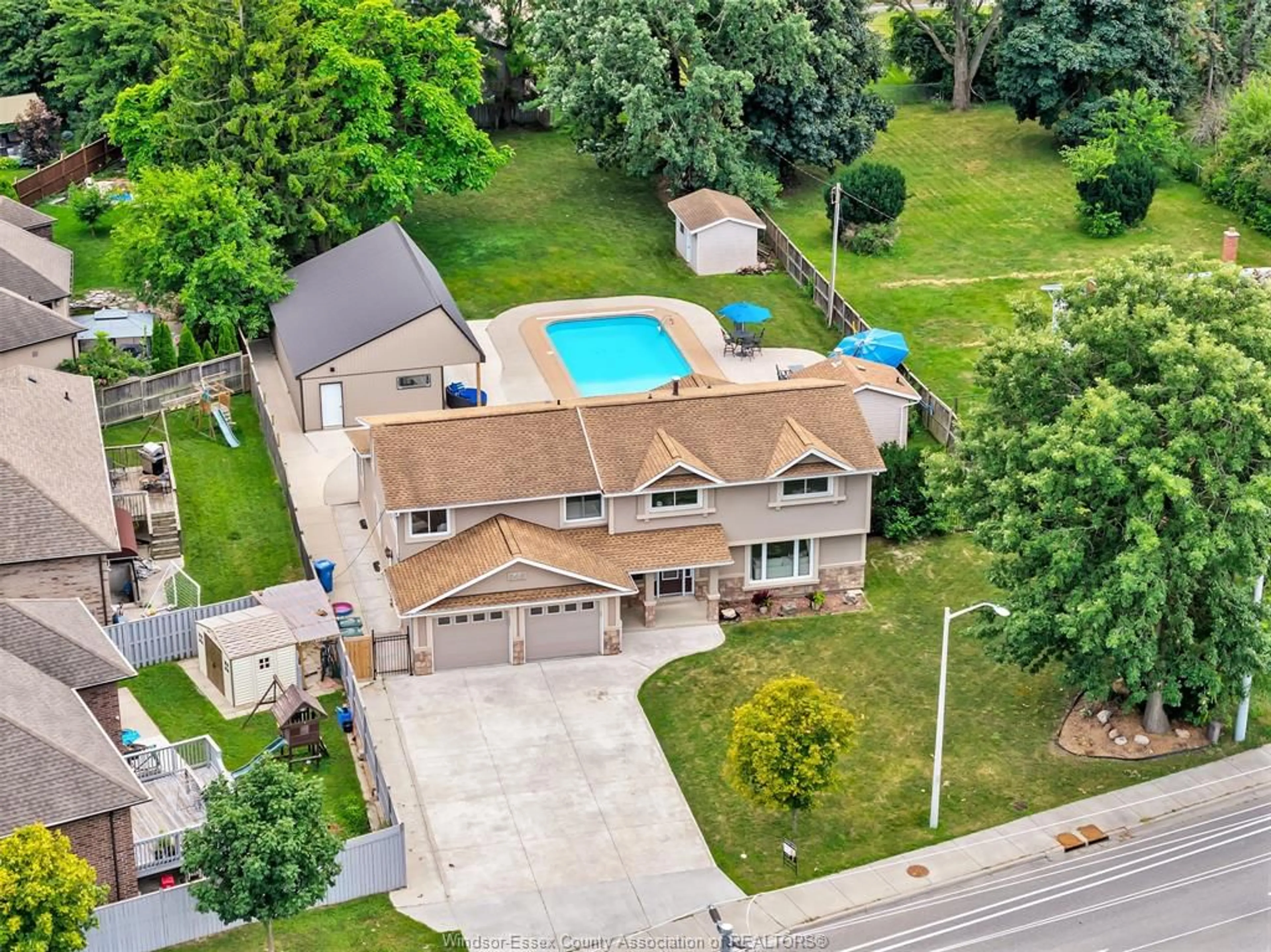 A pic from outside/outdoor area/front of a property/back of a property/a pic from drone, street for 845 CABANA Rd, Windsor Ontario N9G 1A8
