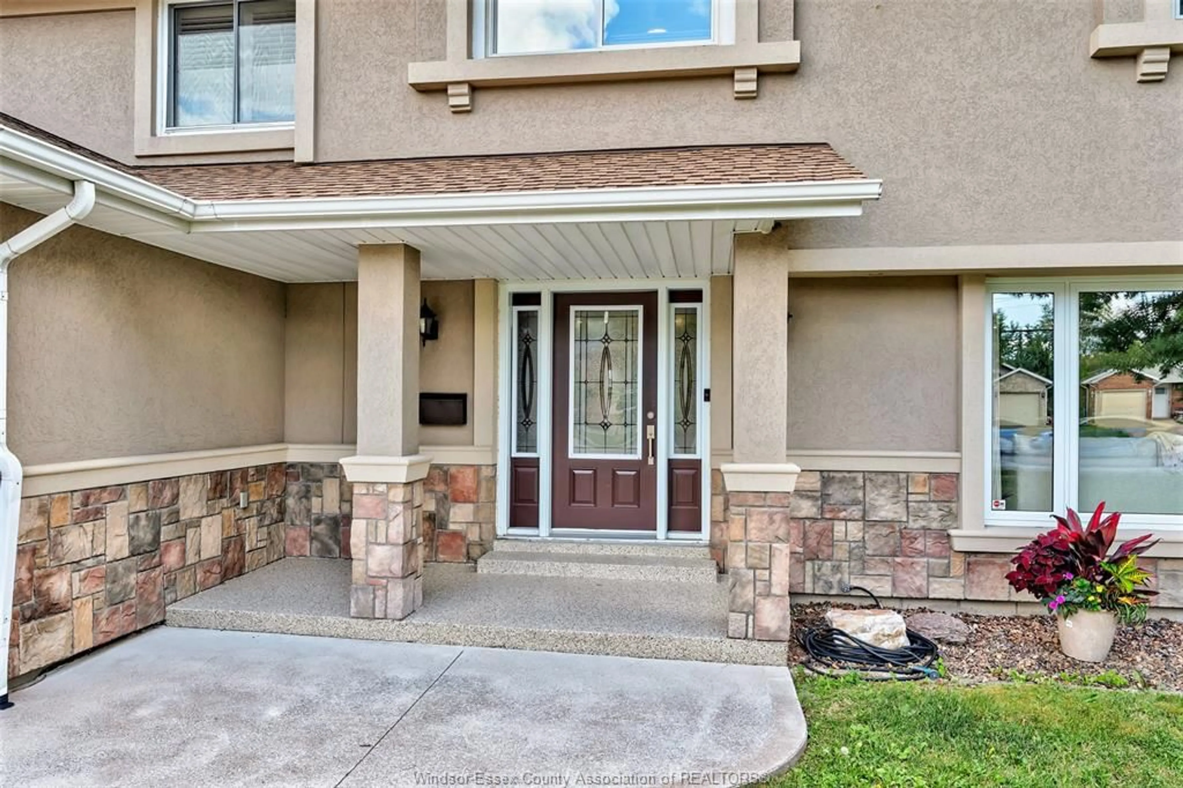 Indoor entryway for 845 CABANA Rd, Windsor Ontario N9G 1A8