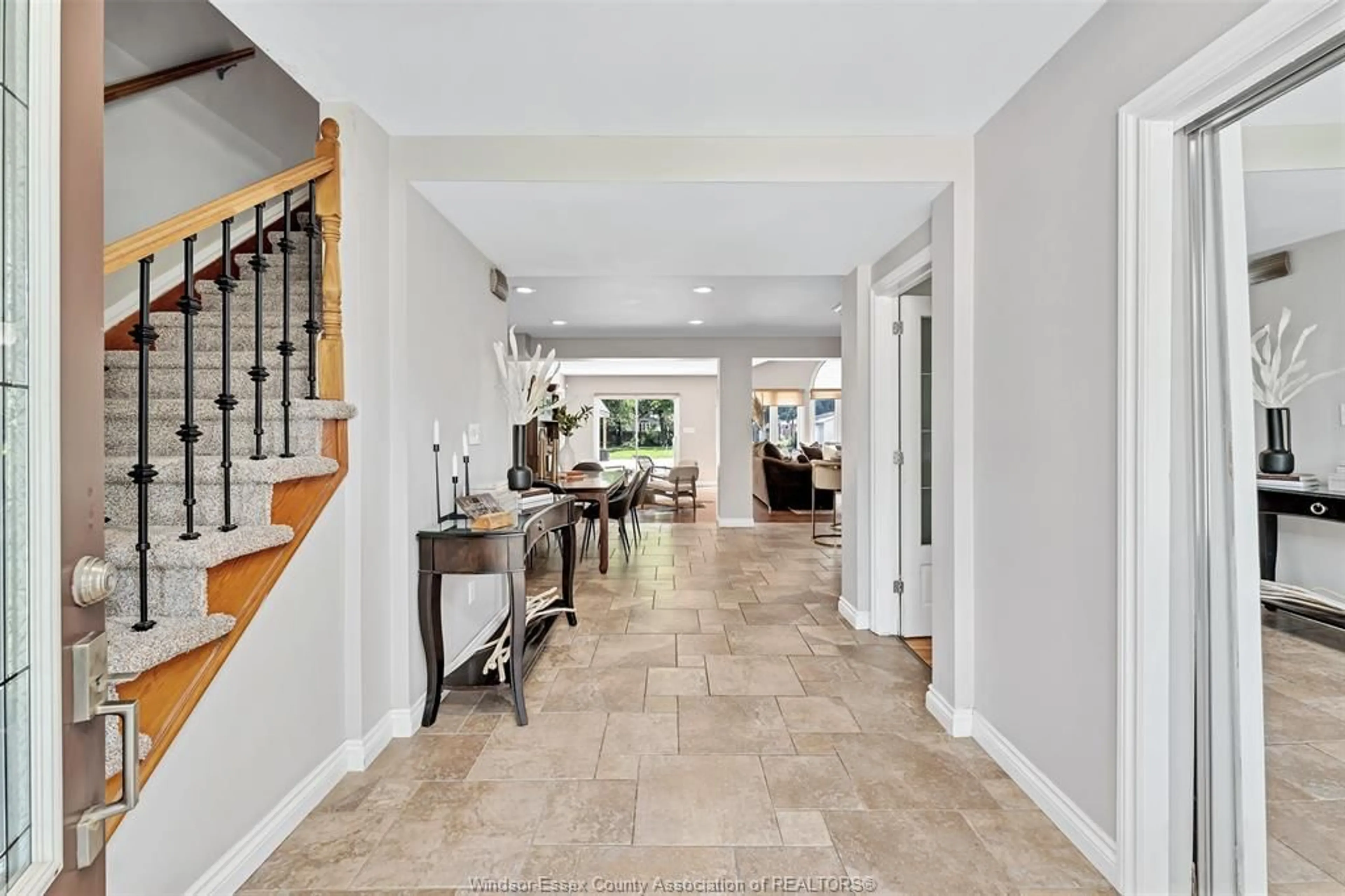 Indoor entryway for 845 CABANA Rd, Windsor Ontario N9G 1A8