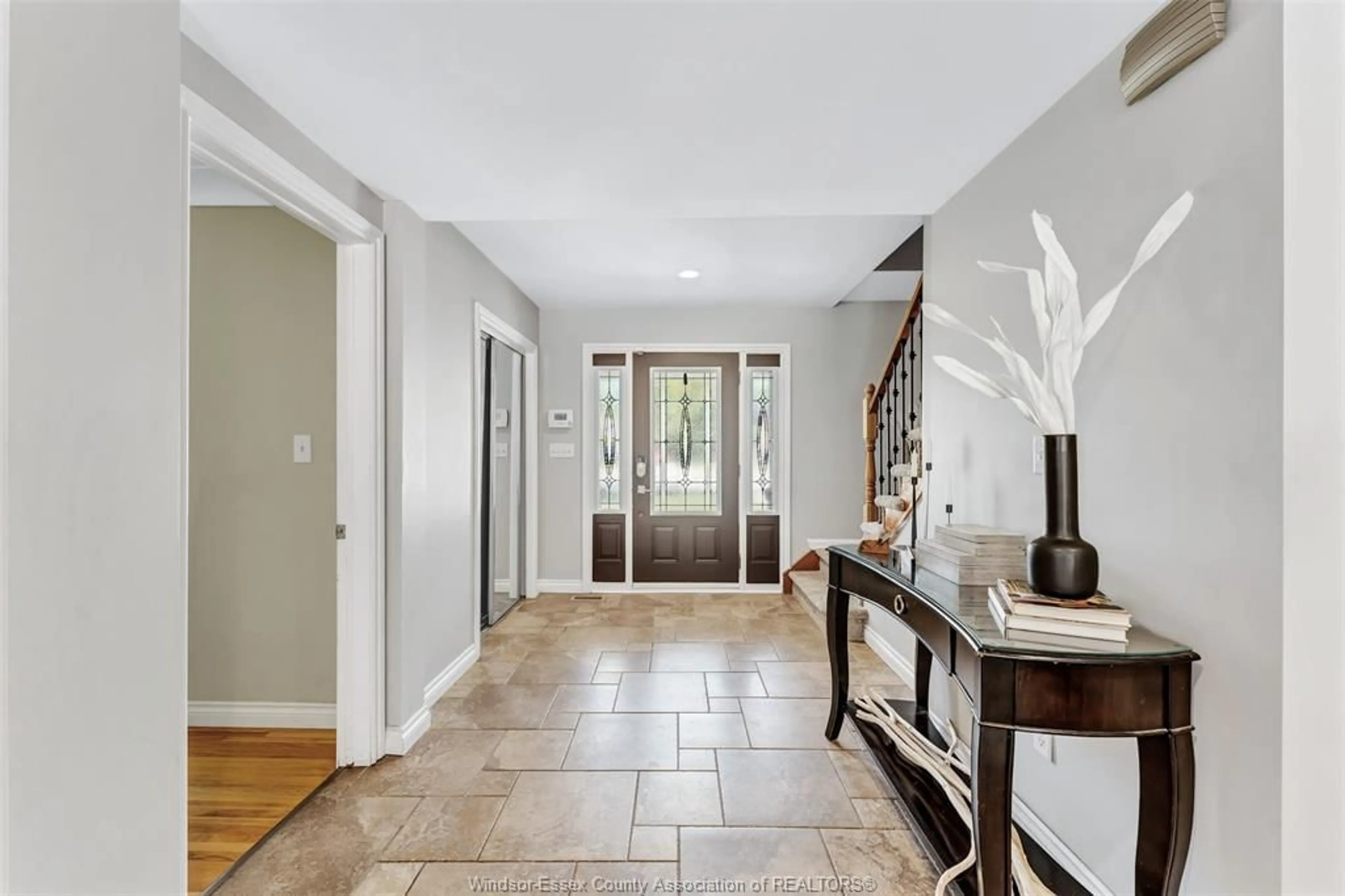 Indoor entryway for 845 CABANA Rd, Windsor Ontario N9G 1A8