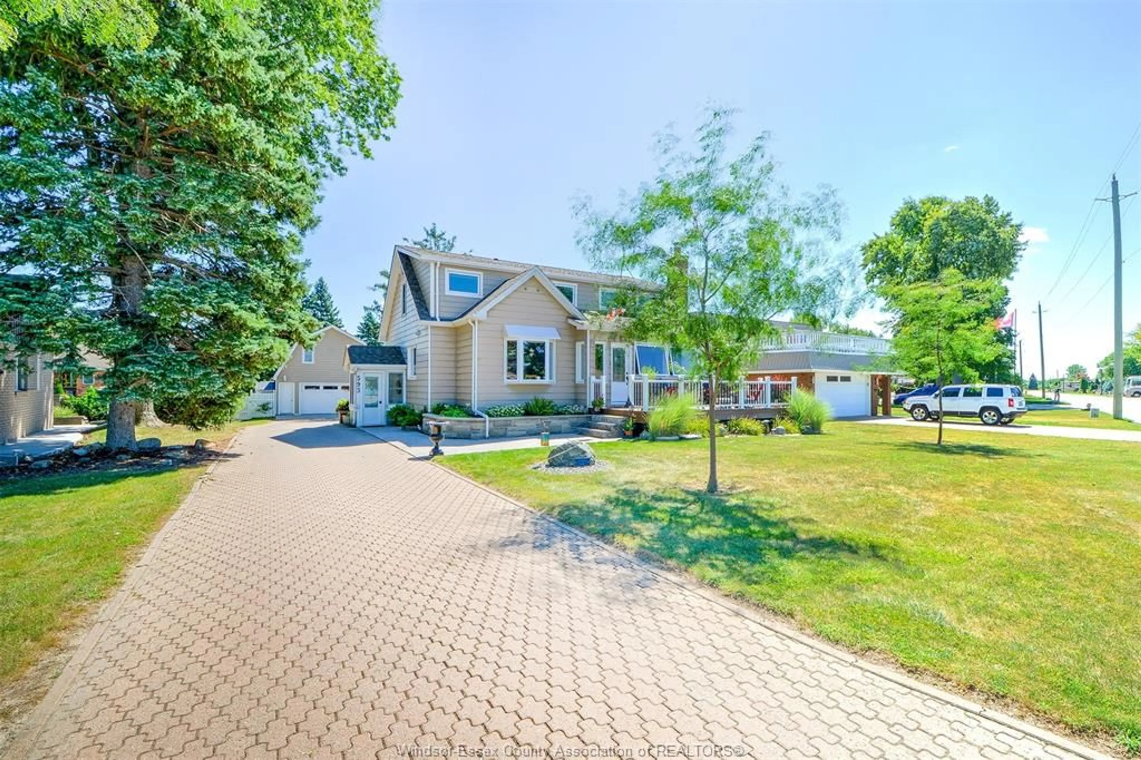 A pic from outside/outdoor area/front of a property/back of a property/a pic from drone, street for 593 DALHOUSIE, Amherstburg Ontario N9V 2M2
