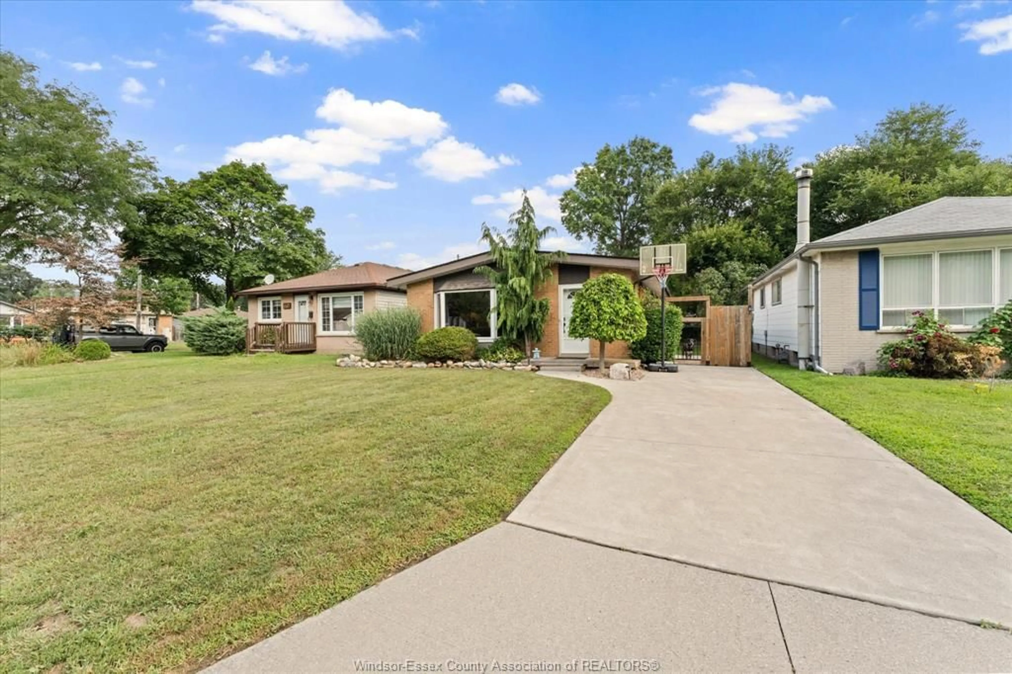 A pic from outside/outdoor area/front of a property/back of a property/a pic from drone, street for 1714 SUN VALLEY Dr, Windsor Ontario N9C 3R2