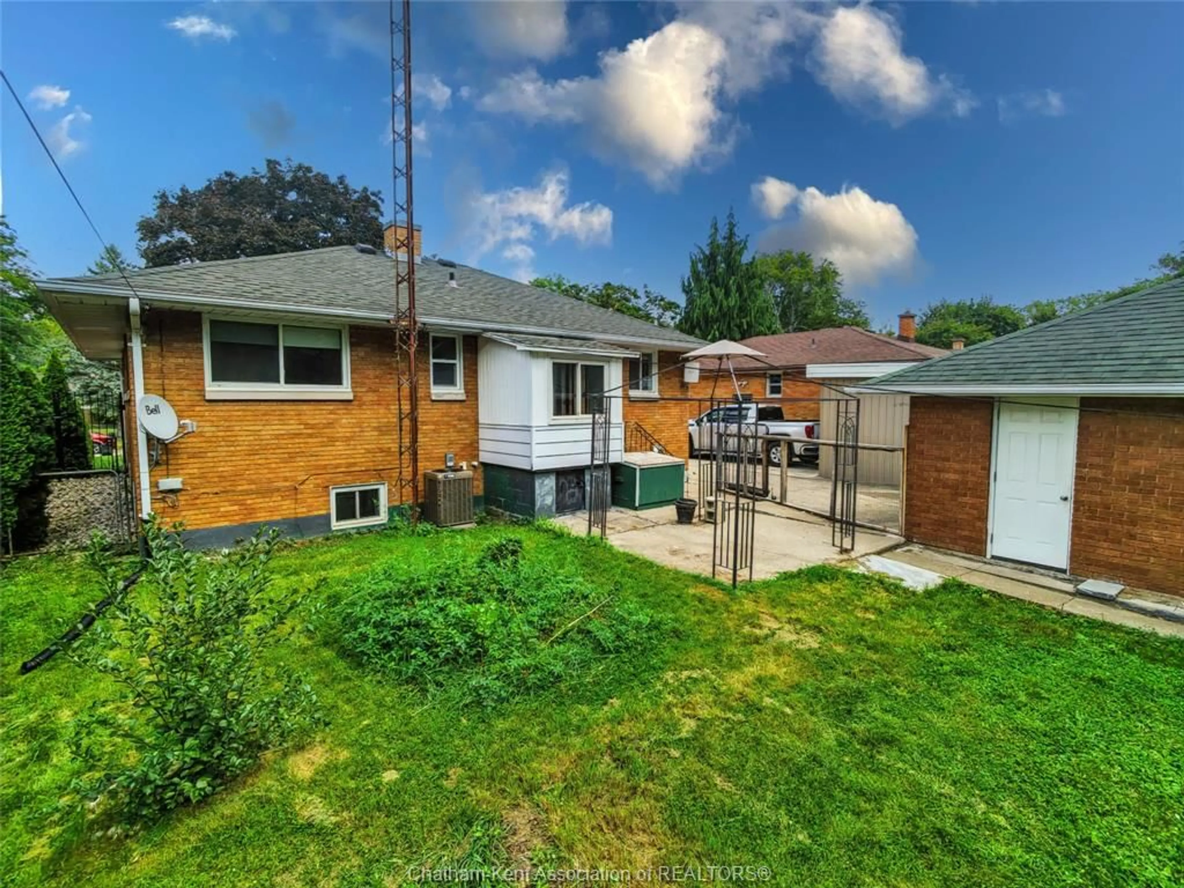 A pic from outside/outdoor area/front of a property/back of a property/a pic from drone, street for 28 Woodland Ave, Chatham Ontario N7L 2S6