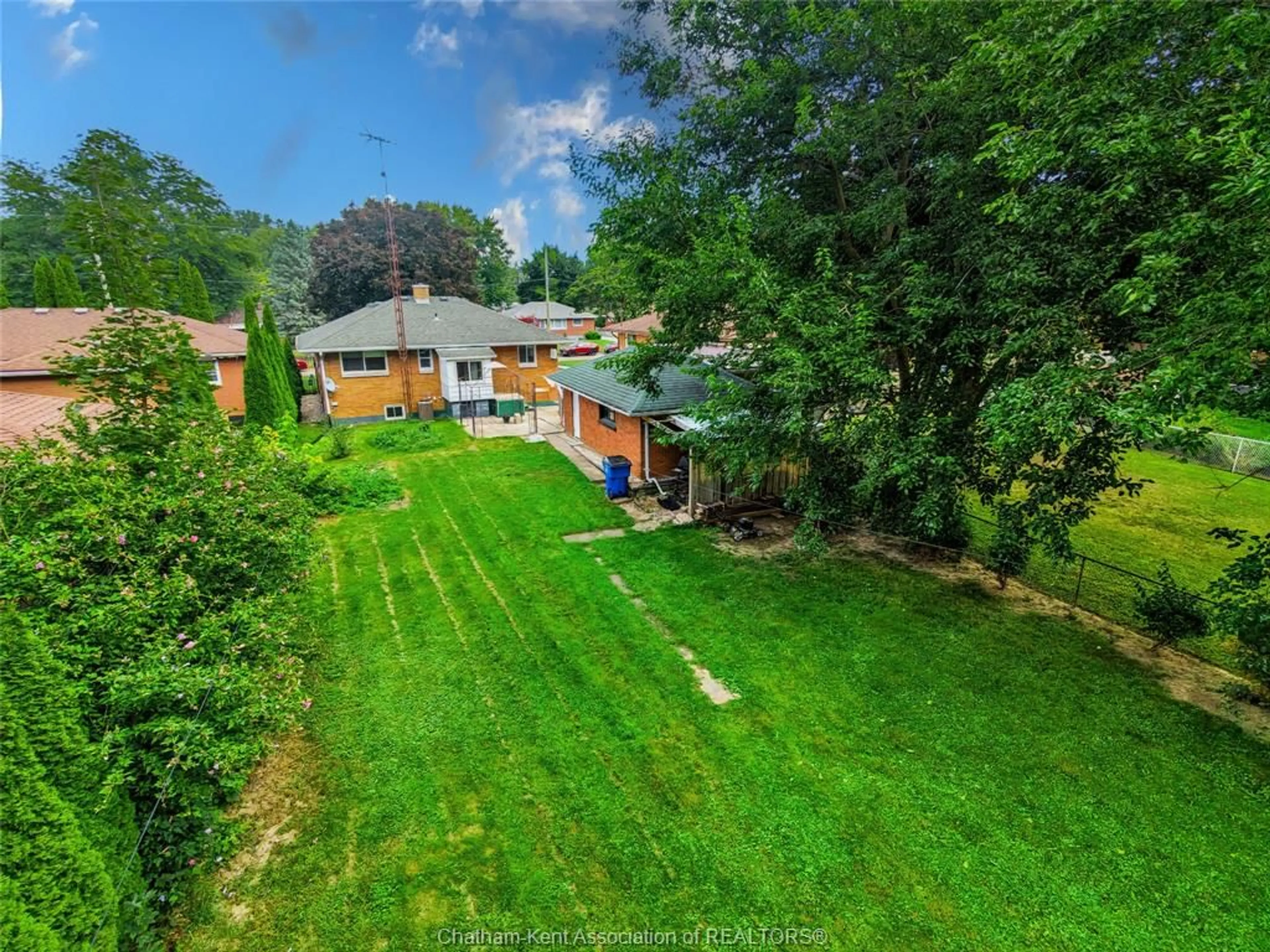 A pic from outside/outdoor area/front of a property/back of a property/a pic from drone, unknown for 28 Woodland Ave, Chatham Ontario N7L 2S6