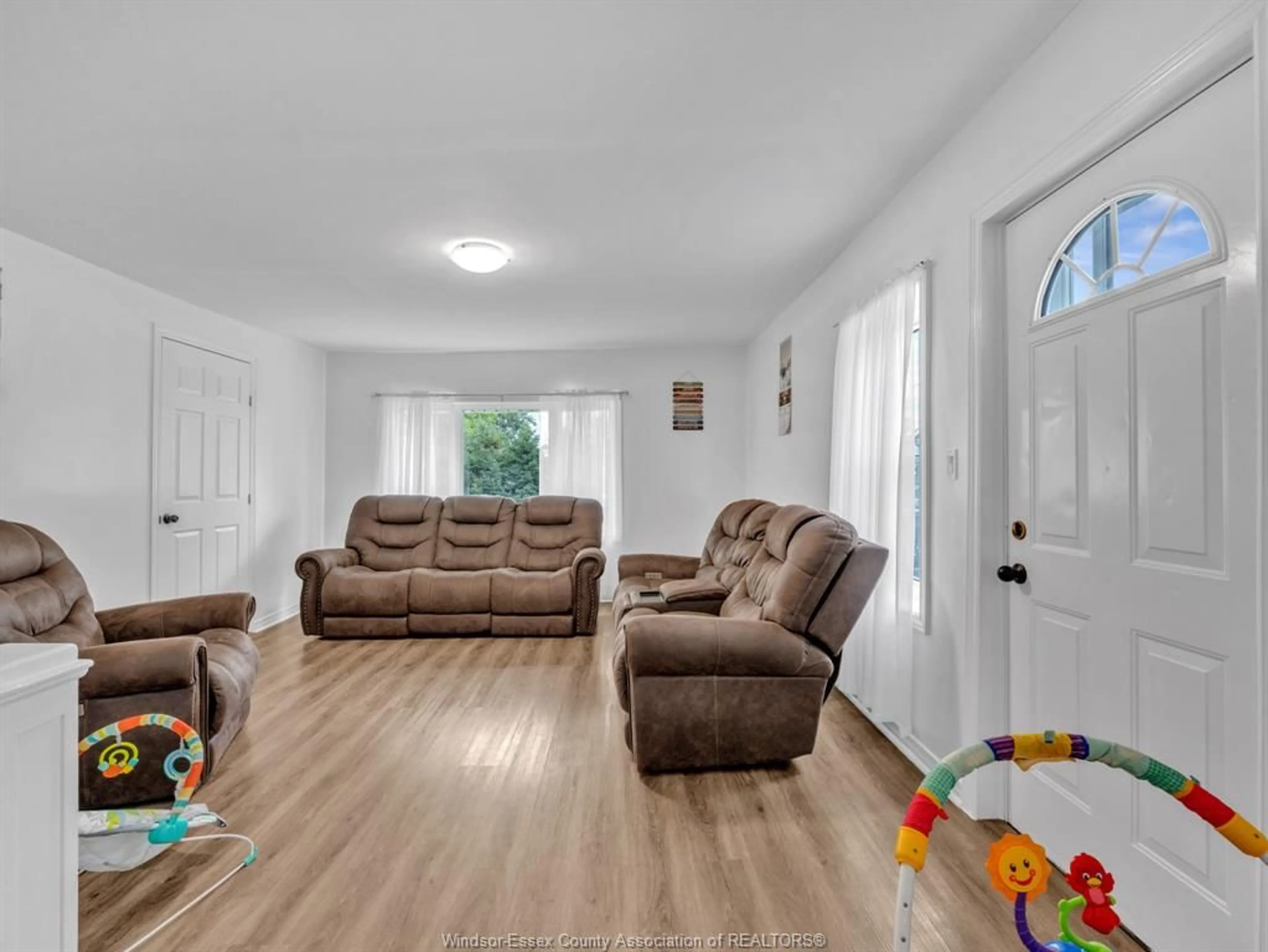 Living room with furniture, unknown for 830 Mersea Road 10, Leamington Ontario N0P 2J0