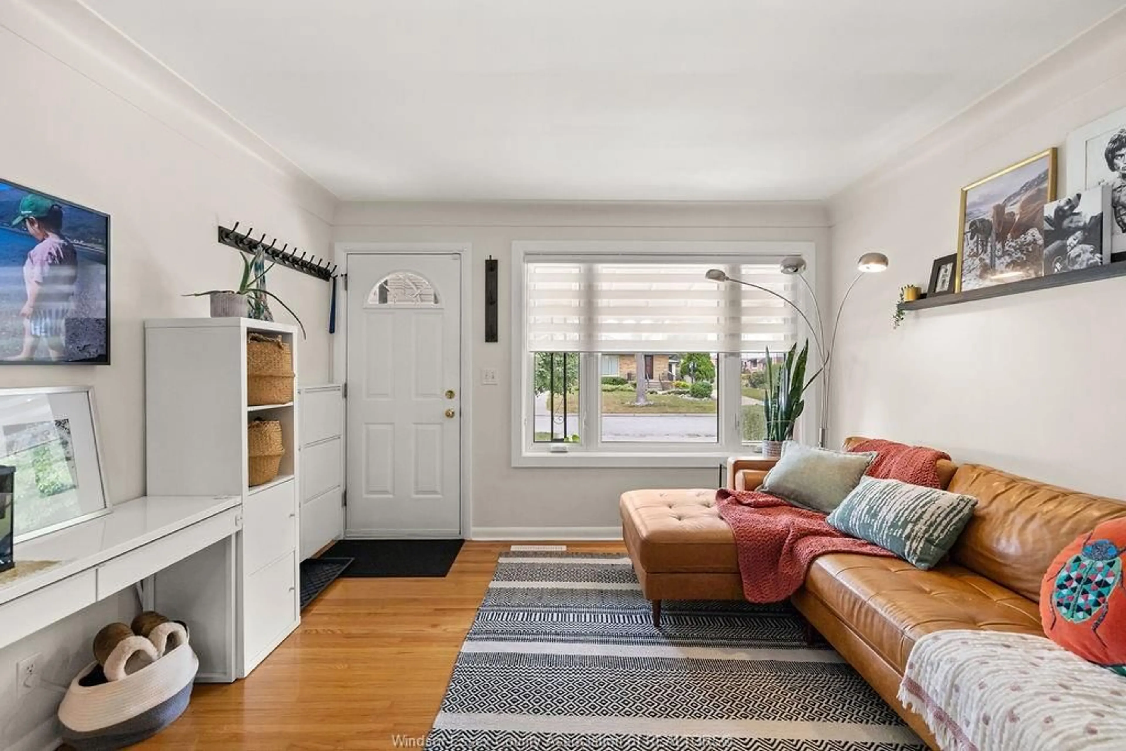 Indoor entryway for 426 BERTHA, Windsor Ontario N8P 1B7