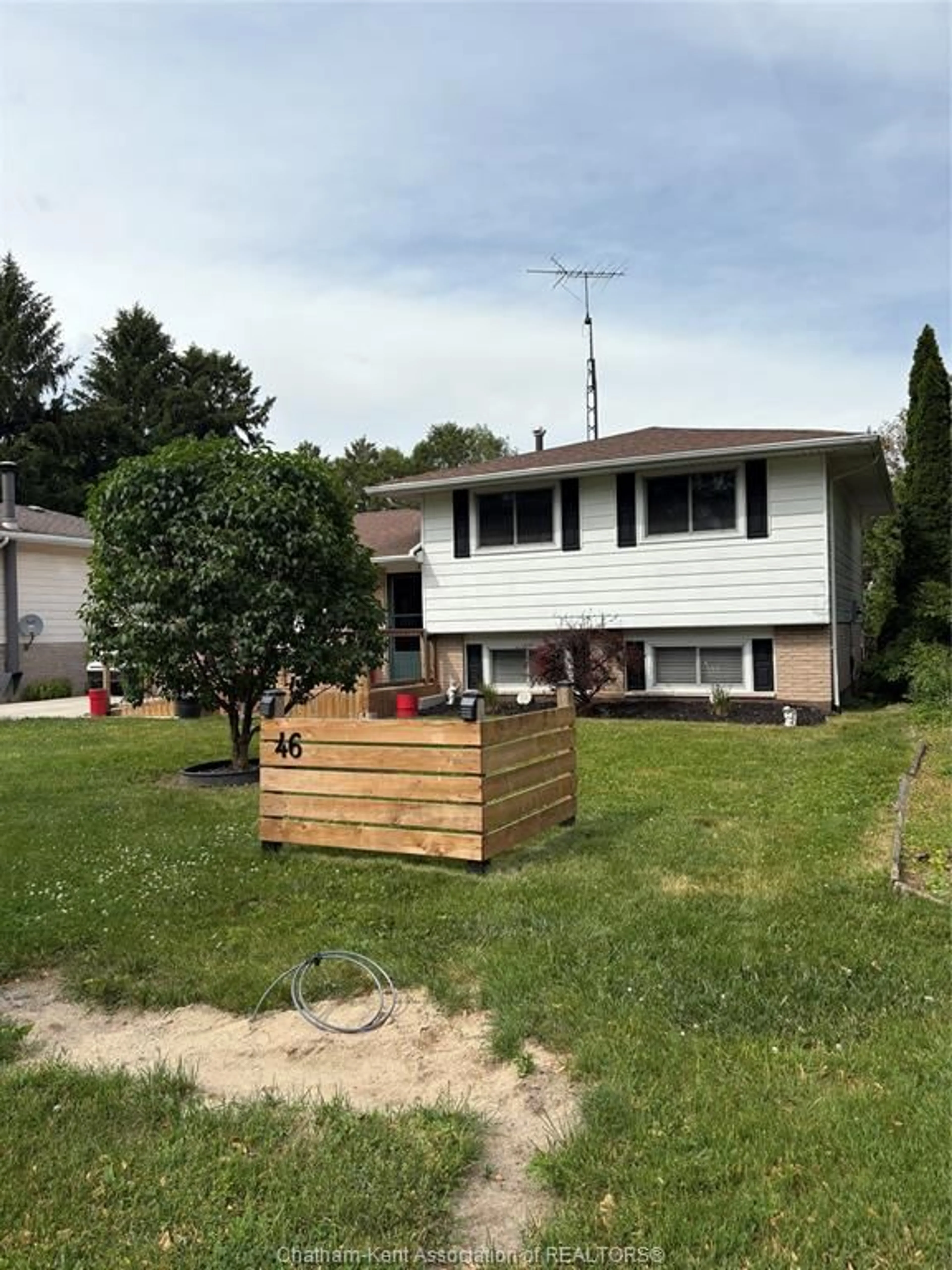 Home with vinyl exterior material, street for 46 OTTAWA Dr, Chatham Ontario N7L 2J6