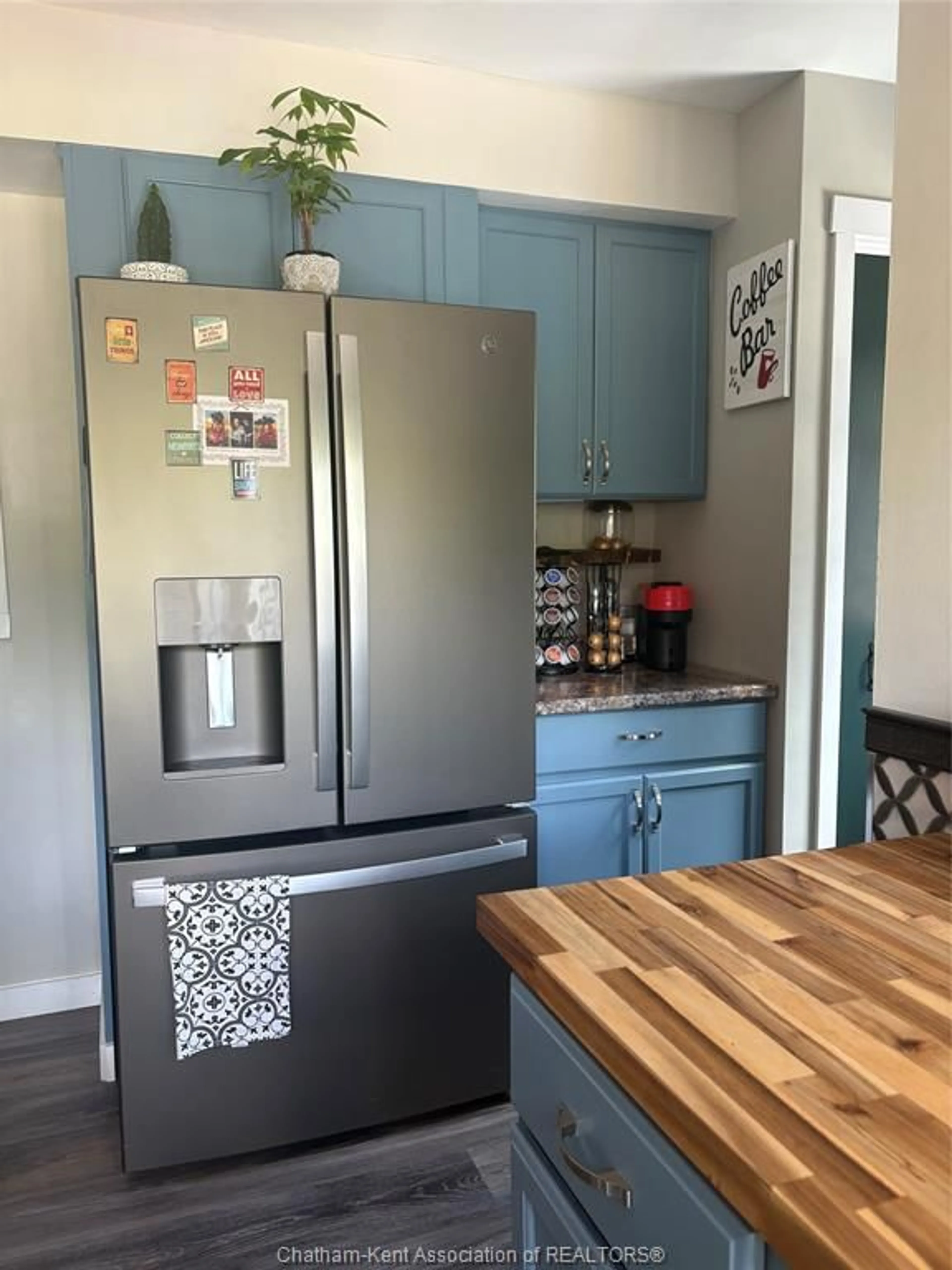 Open concept kitchen, unknown for 46 OTTAWA Dr, Chatham Ontario N7L 2J6